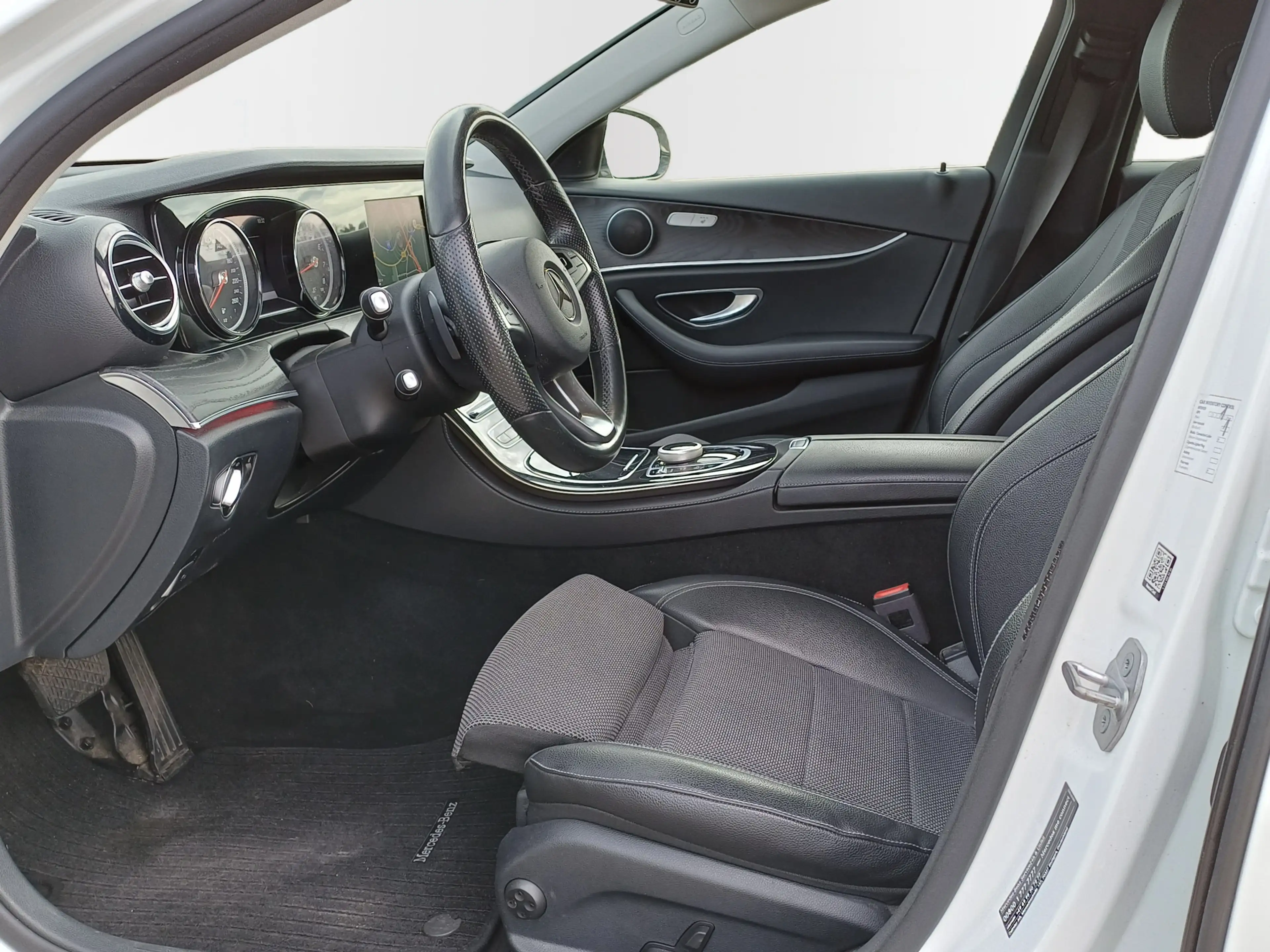 Mercedes-Benz E 200 Premium /Prachtige auto!/Sfeerverlichting/Camera/ — photo 17