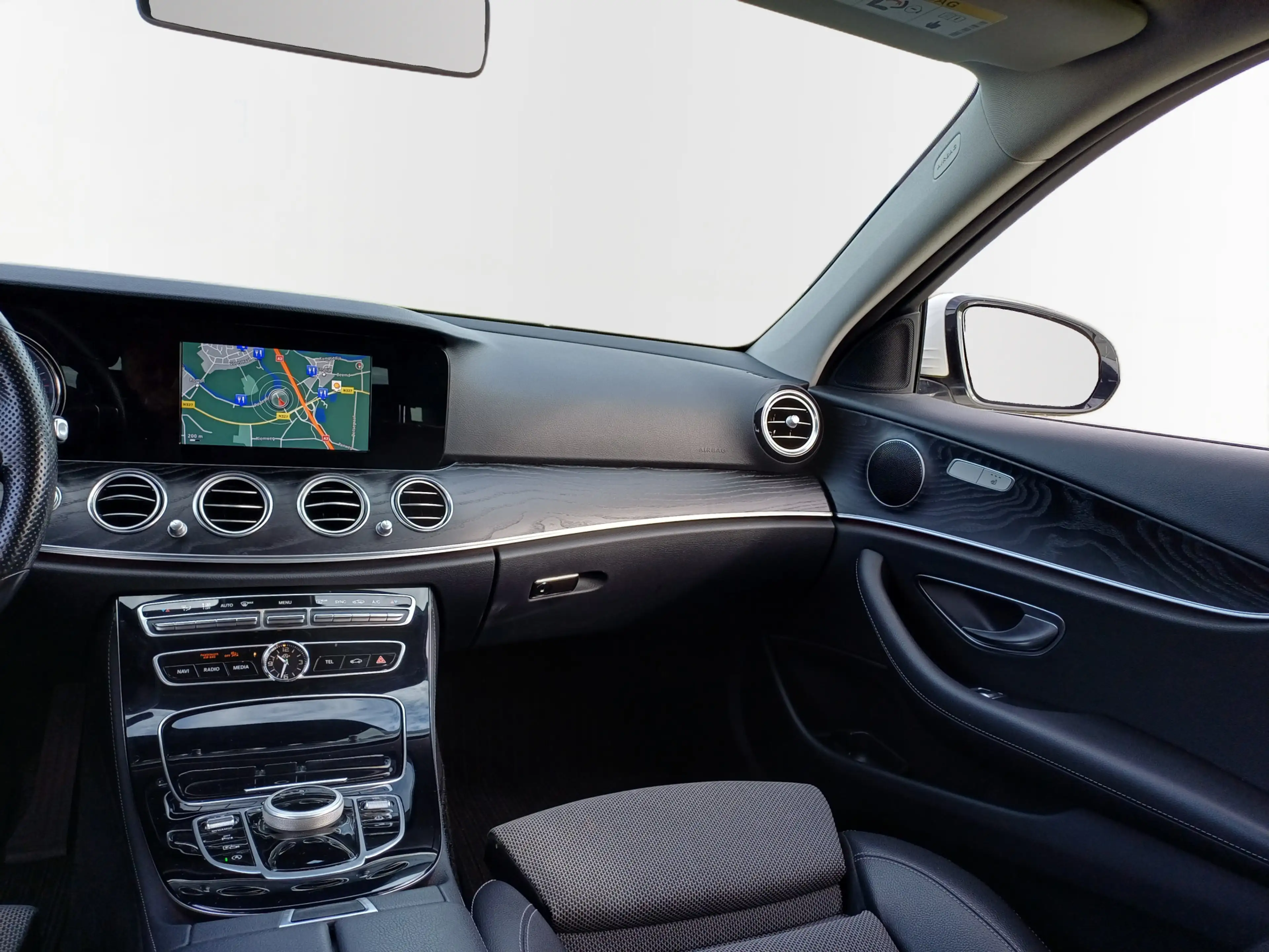 Mercedes-Benz E 200 Premium /Prachtige auto!/Sfeerverlichting/Camera/ — photo 24