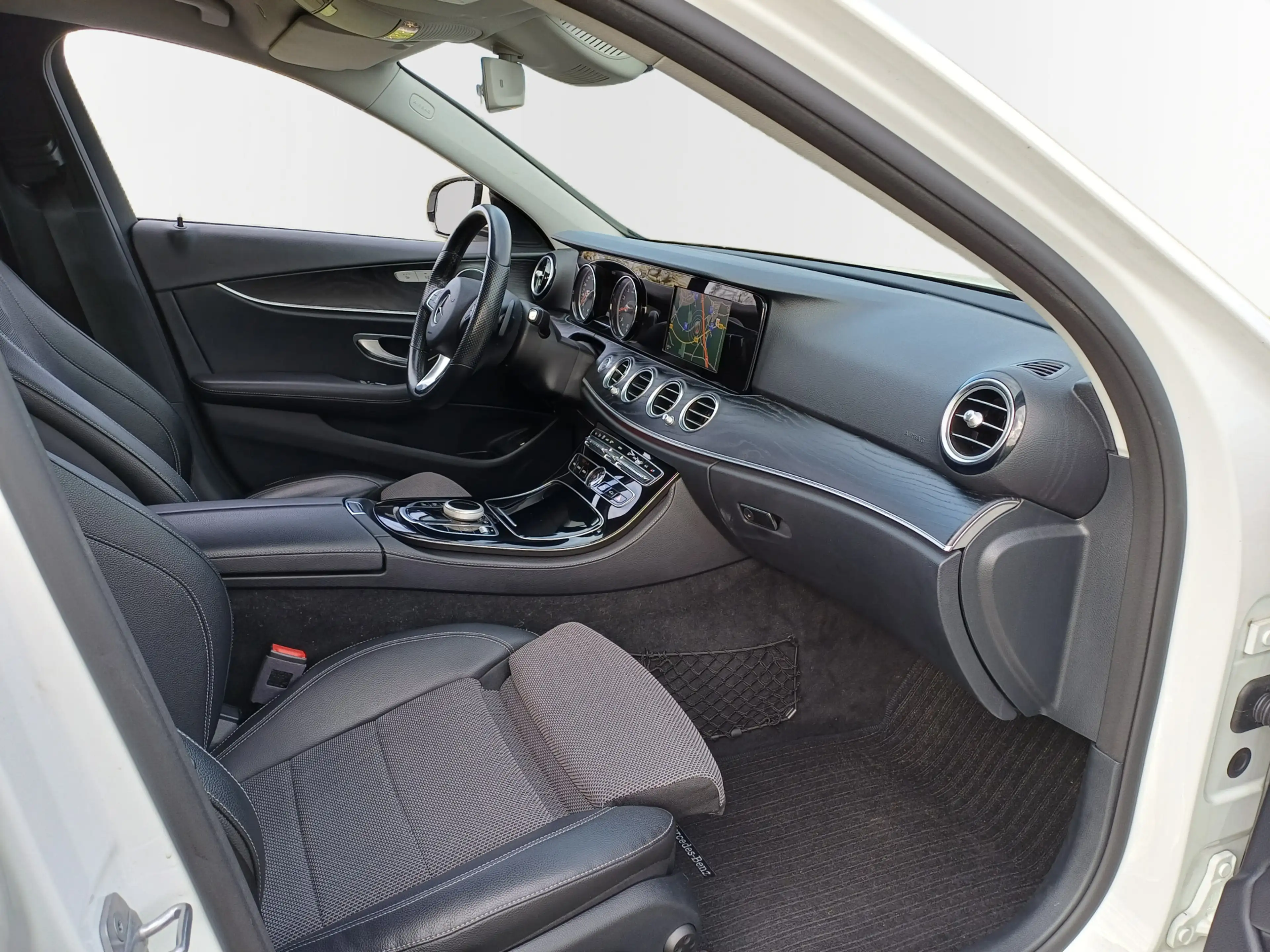 Mercedes-Benz E 200 Premium /Prachtige auto!/Sfeerverlichting/Camera/ — photo 29