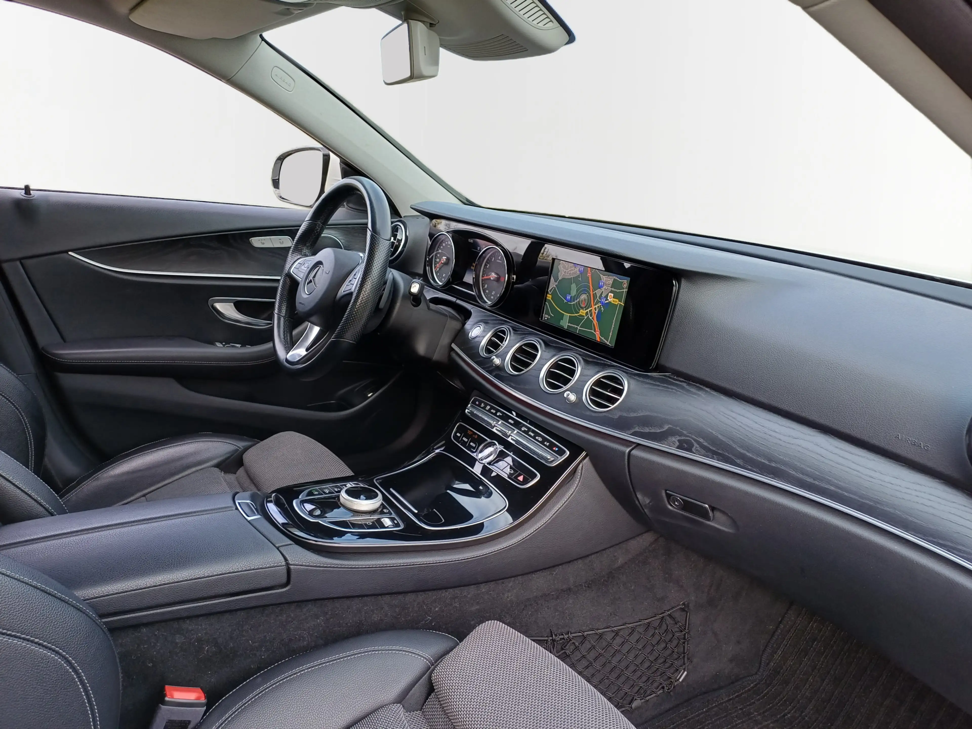Mercedes-Benz E 200 Premium /Prachtige auto!/Sfeerverlichting/Camera/ — photo 30