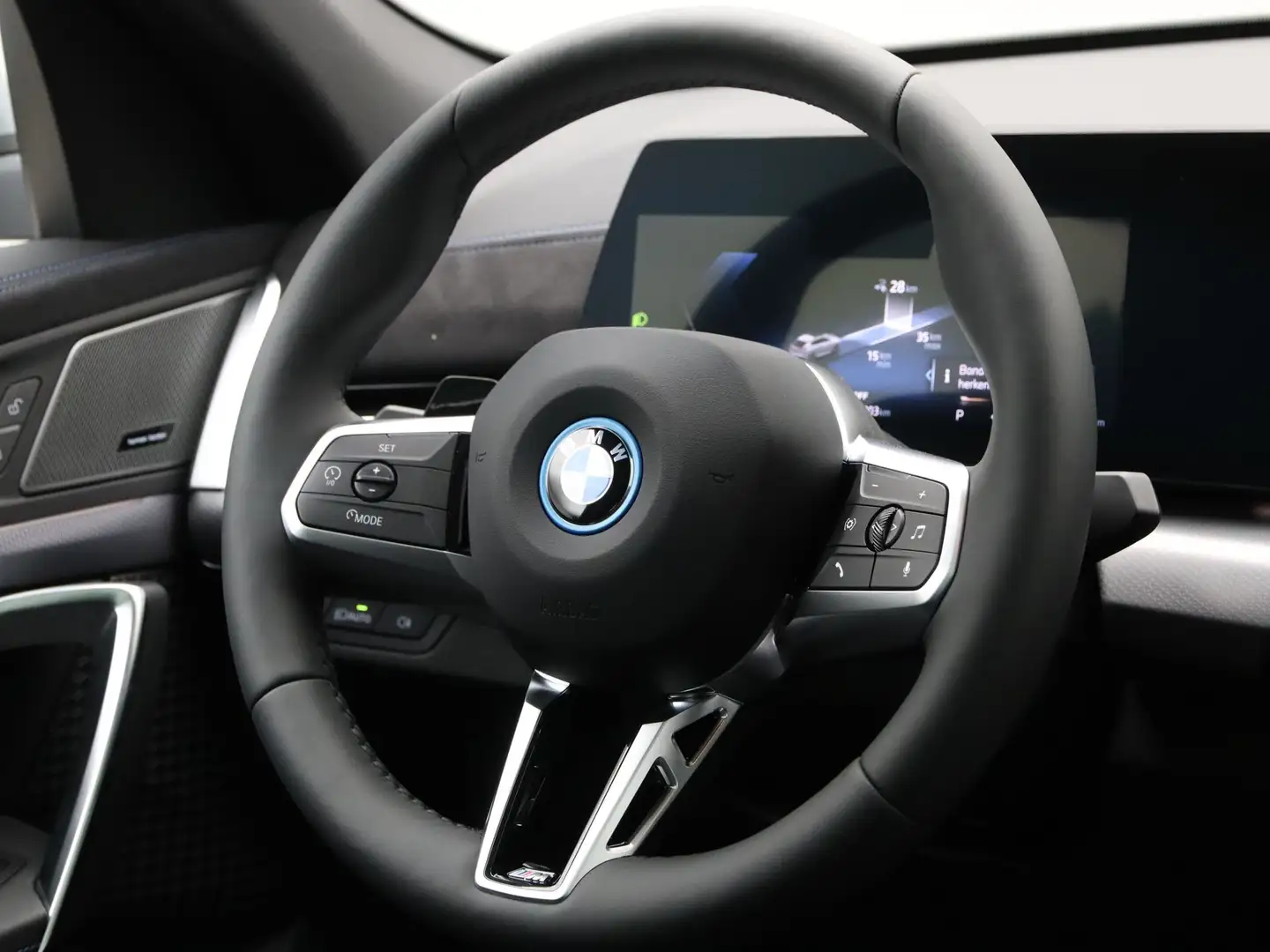 BMW iX2 eDrive20 M Sport Grijs - 2