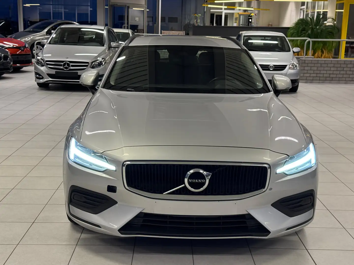 Volvo V60 2.0D 110KW EURO 6d TEMP-EV TVA incl Année 2019 Argent - 1