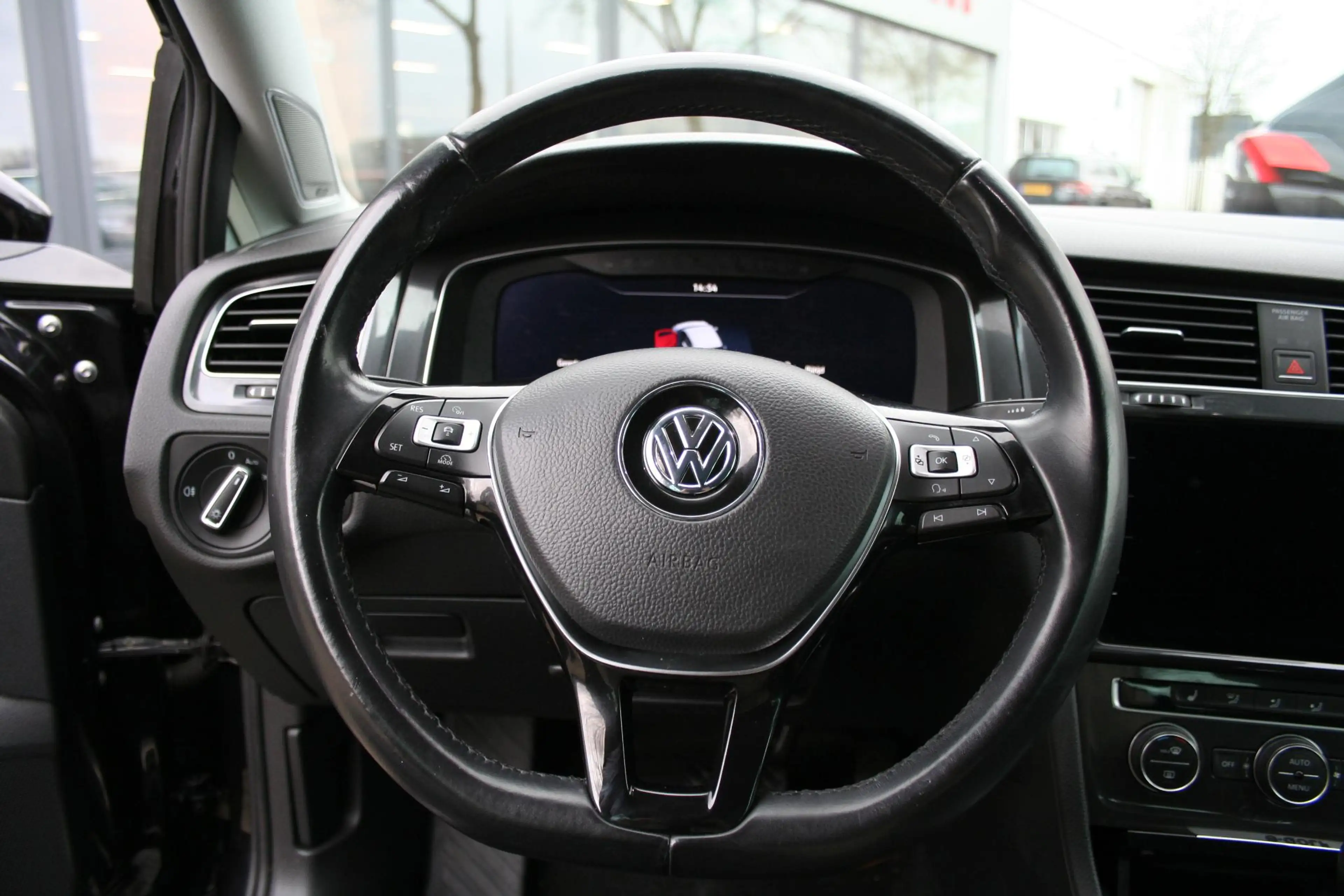 Volkswagen e-Golf e-Golf — photo 11