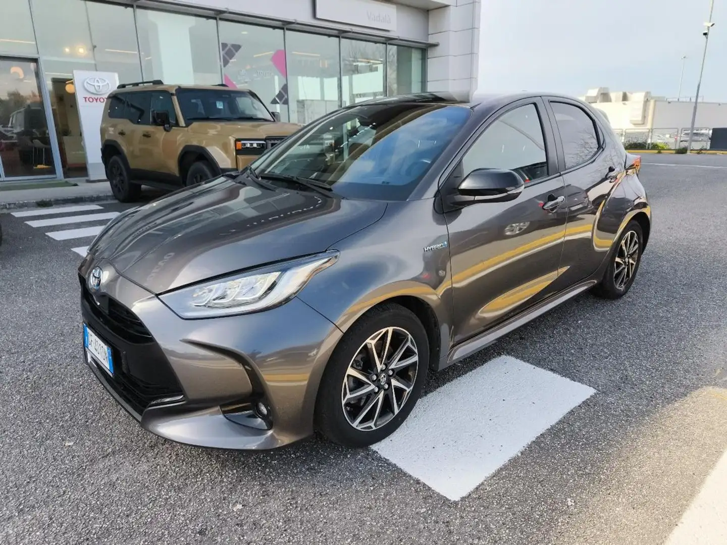 Toyota Yaris 1.5 Hybrid 5 porte Lounge Grigio - 1