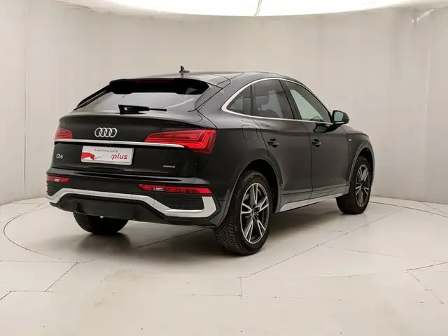 Audi Q5 view 4