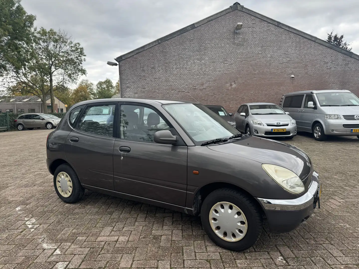 Daihatsu Sirion 1.0-12V XTi APK 10-2026 Gris - 2
