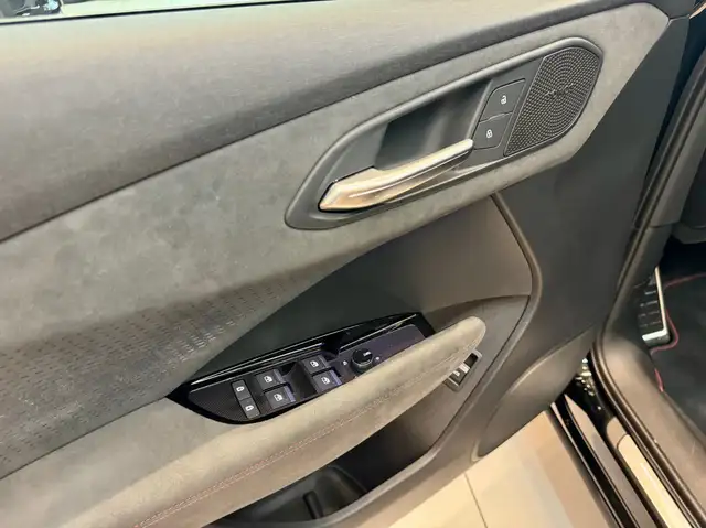Audi Q3 view 8