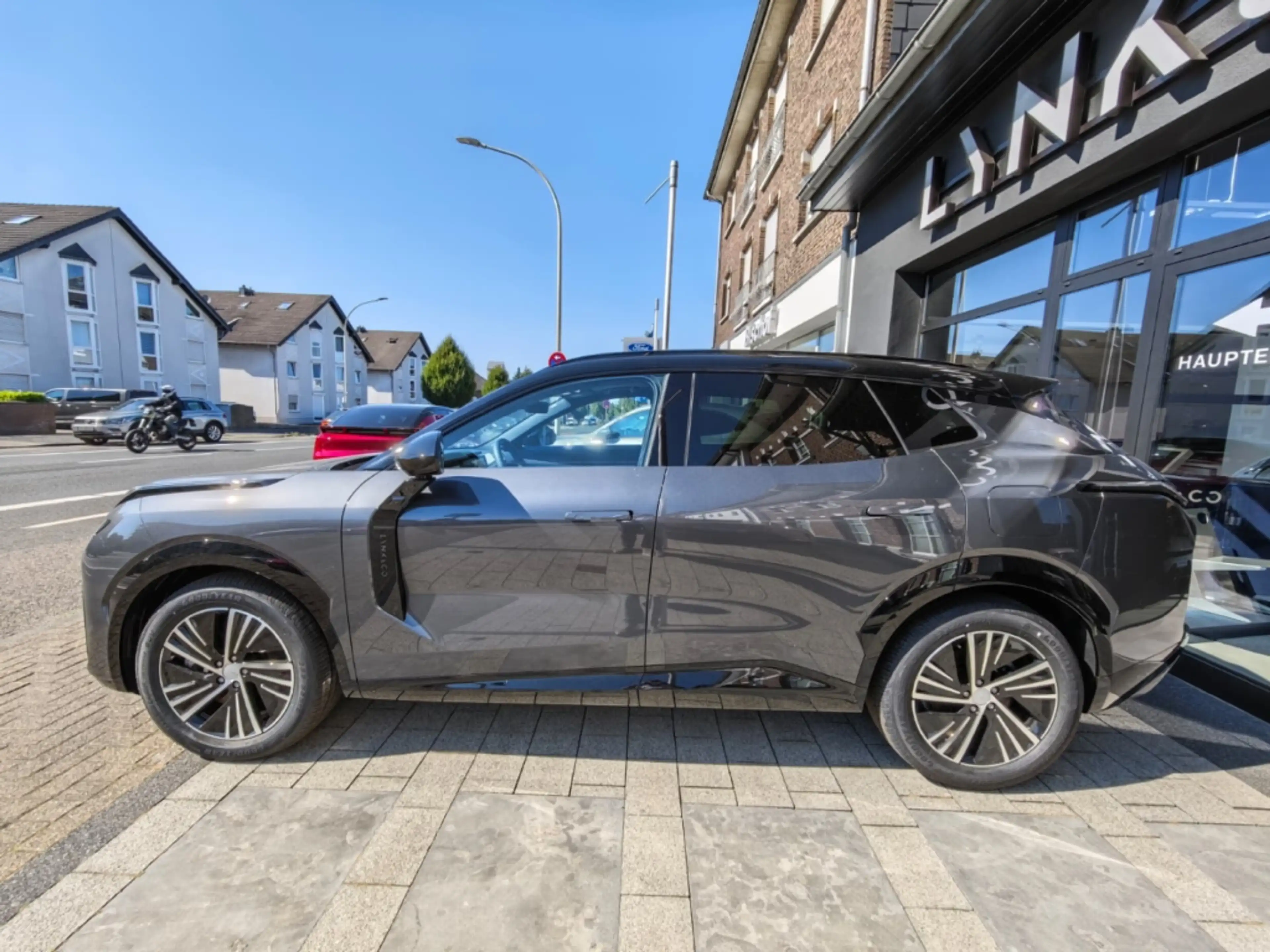 Lynk & Co 08 Core 1.5 T PHEV 257 kW El. Panodach Navi Leder Dig — photo 4