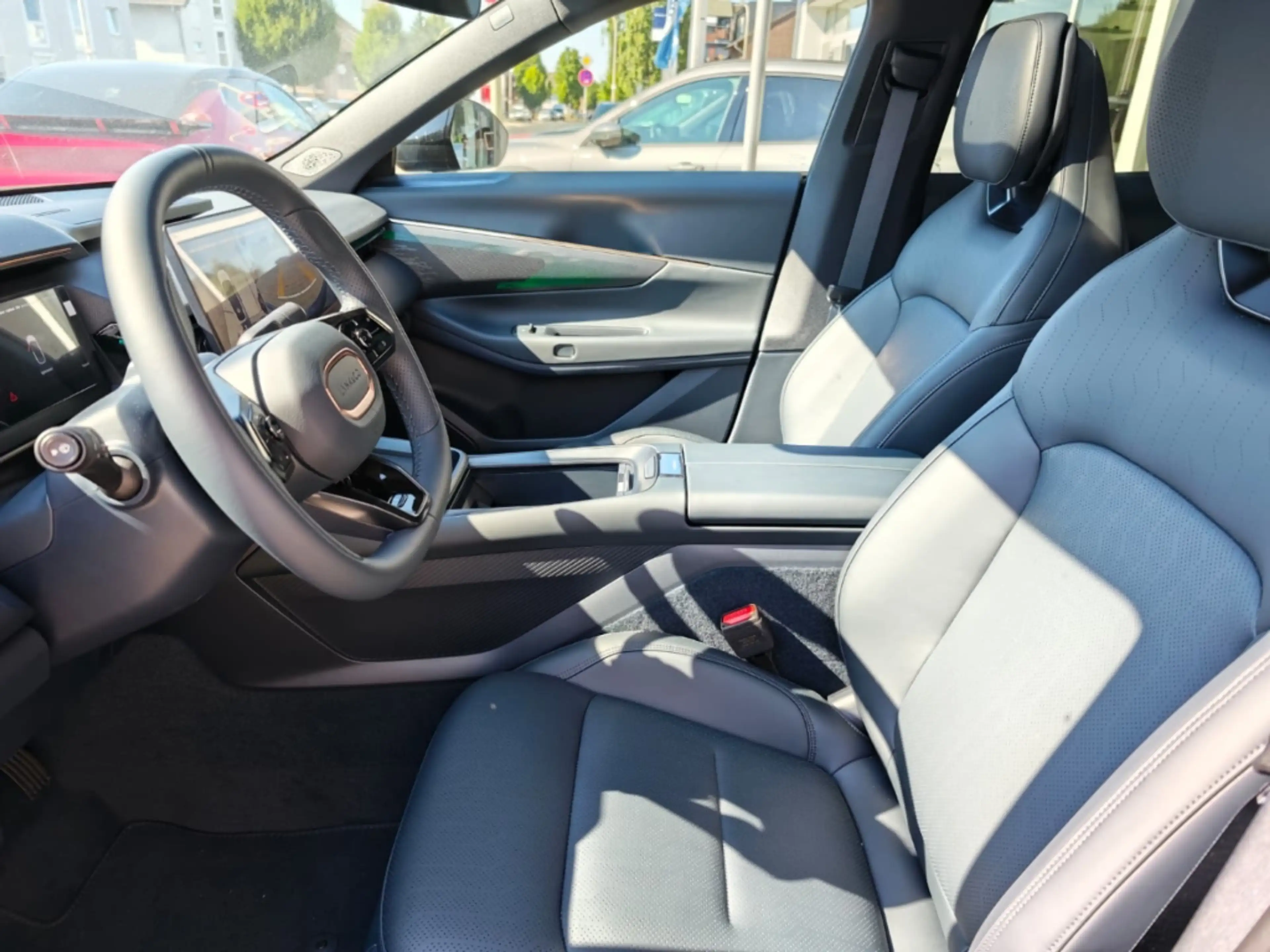 Lynk & Co 08 Core 1.5 T PHEV 257 kW El. Panodach Navi Leder Dig — photo 9