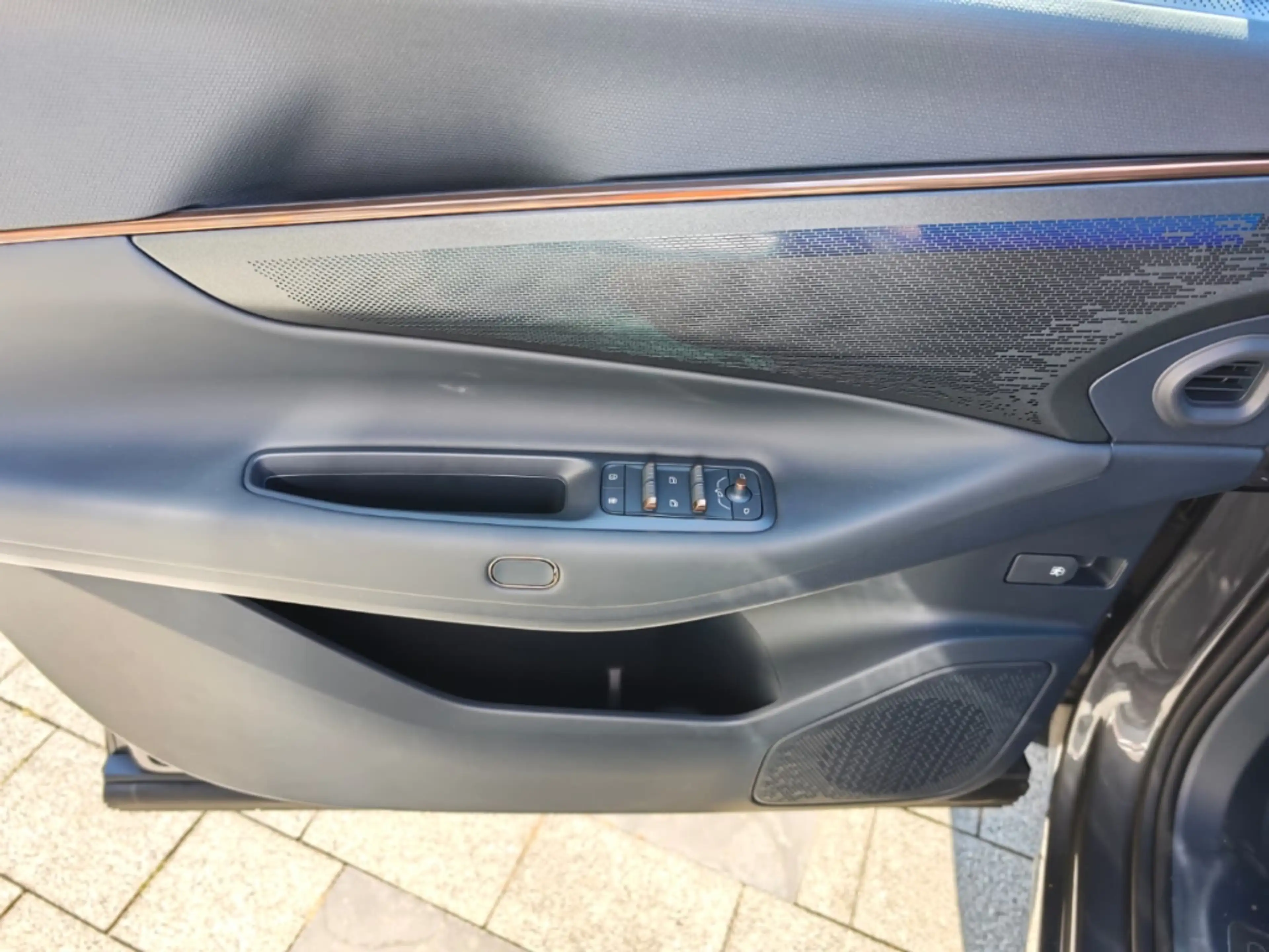 Lynk & Co 08 Core 1.5 T PHEV 257 kW El. Panodach Navi Leder Dig — photo 14