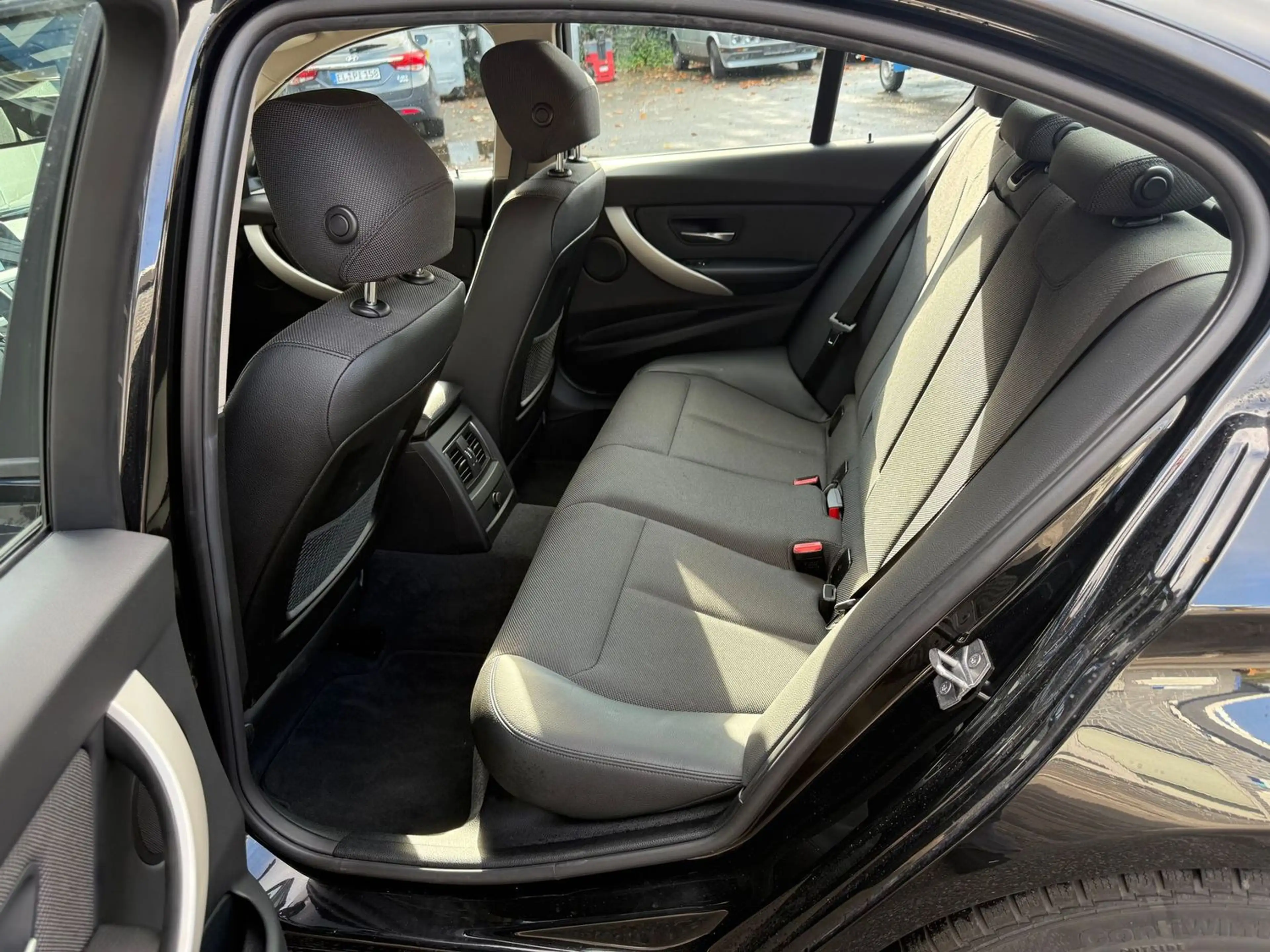 BMW 320 Advantage — photo 10
