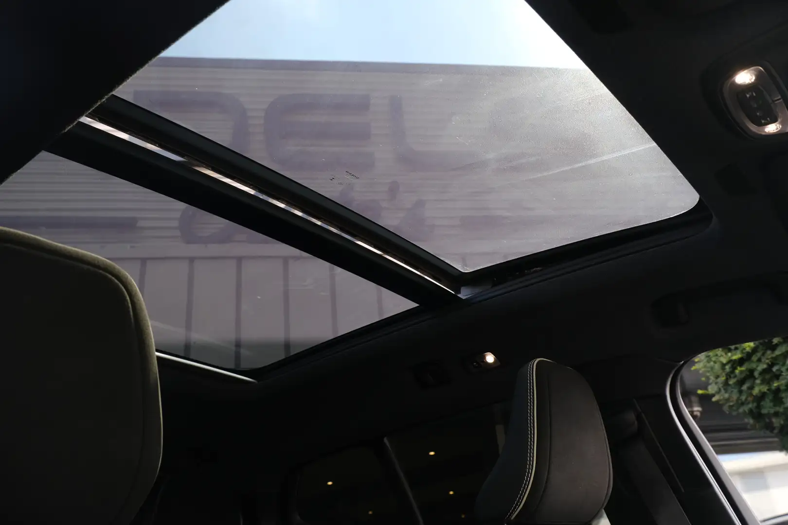 Volvo XC40 1.5 T3 R-Design Panodak Harman Kardon Dealer Onder Zwart - 2