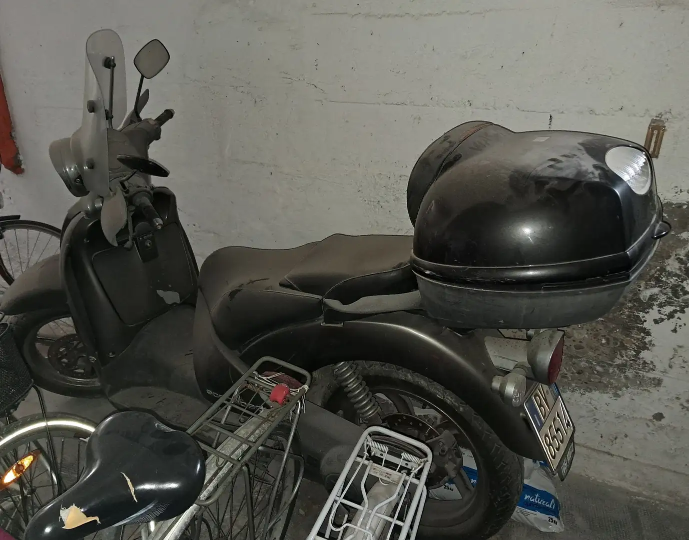 Aprilia Scarabeo Bauletto, parabrezza e caschi Gri - 2