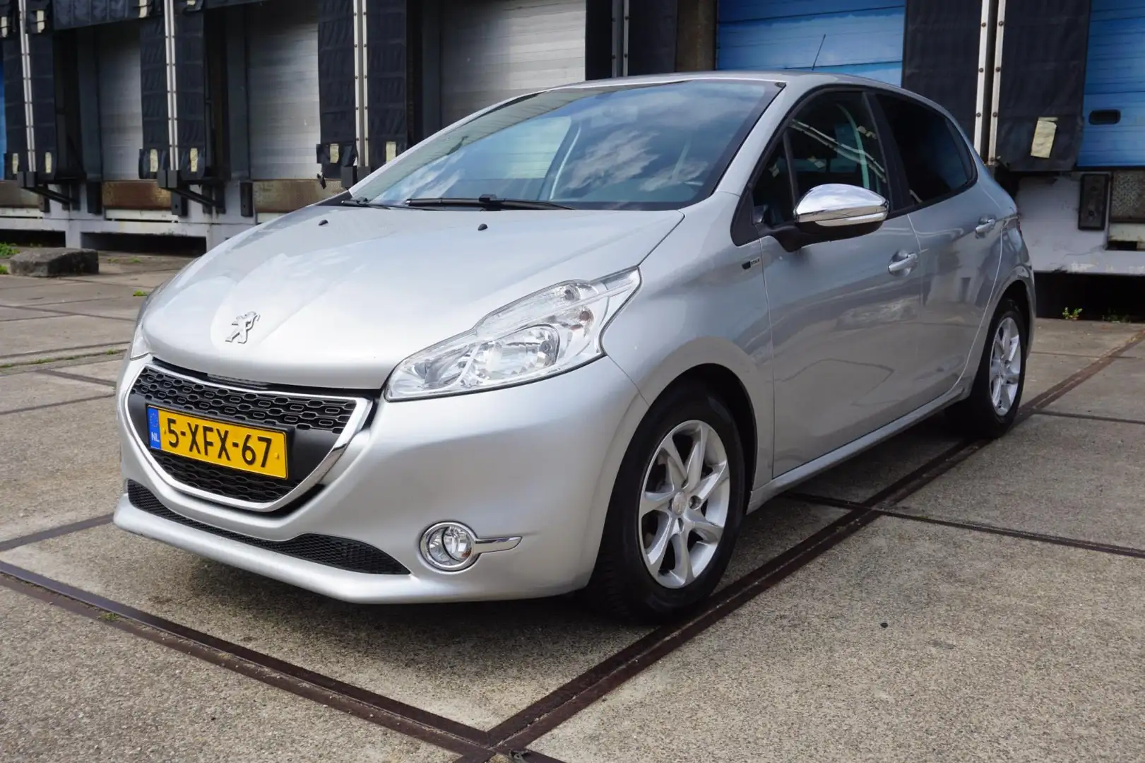 Peugeot 208 1.2 VTi Style Grau - 2