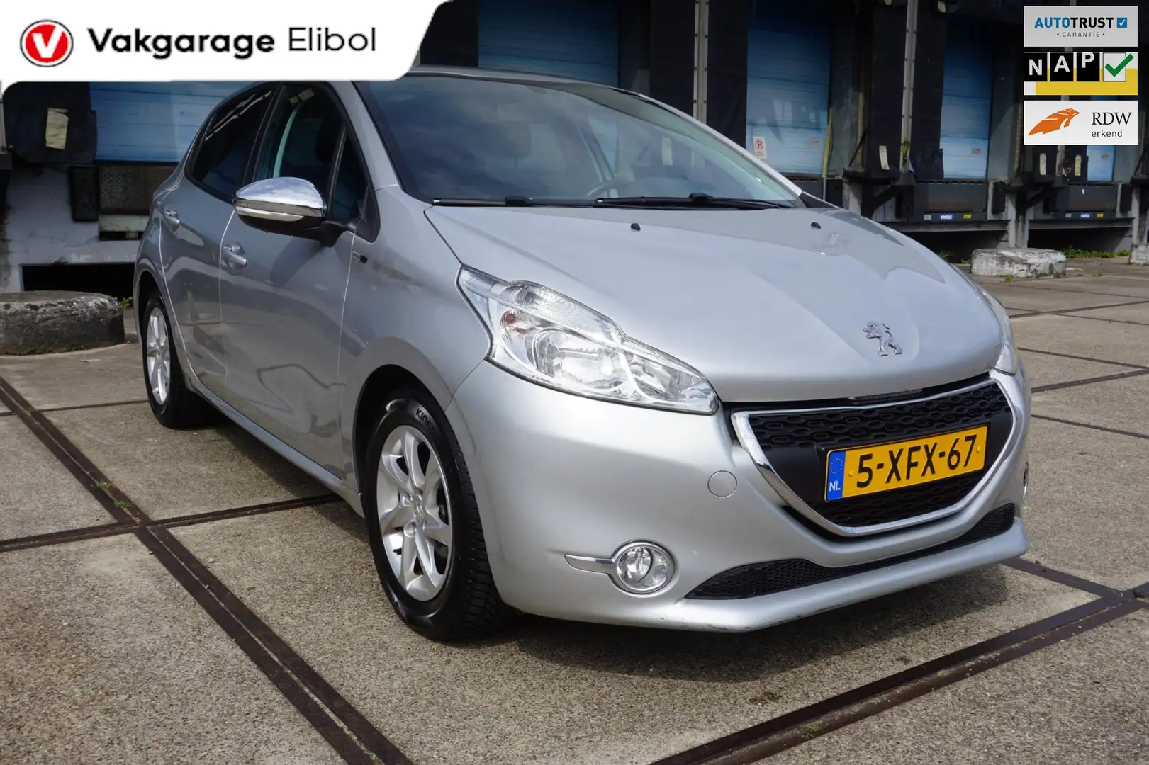 Peugeot 208 1.2 VTi Style Grau - 1