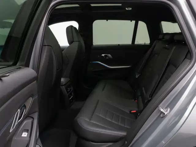 BMW 3 Series view 26