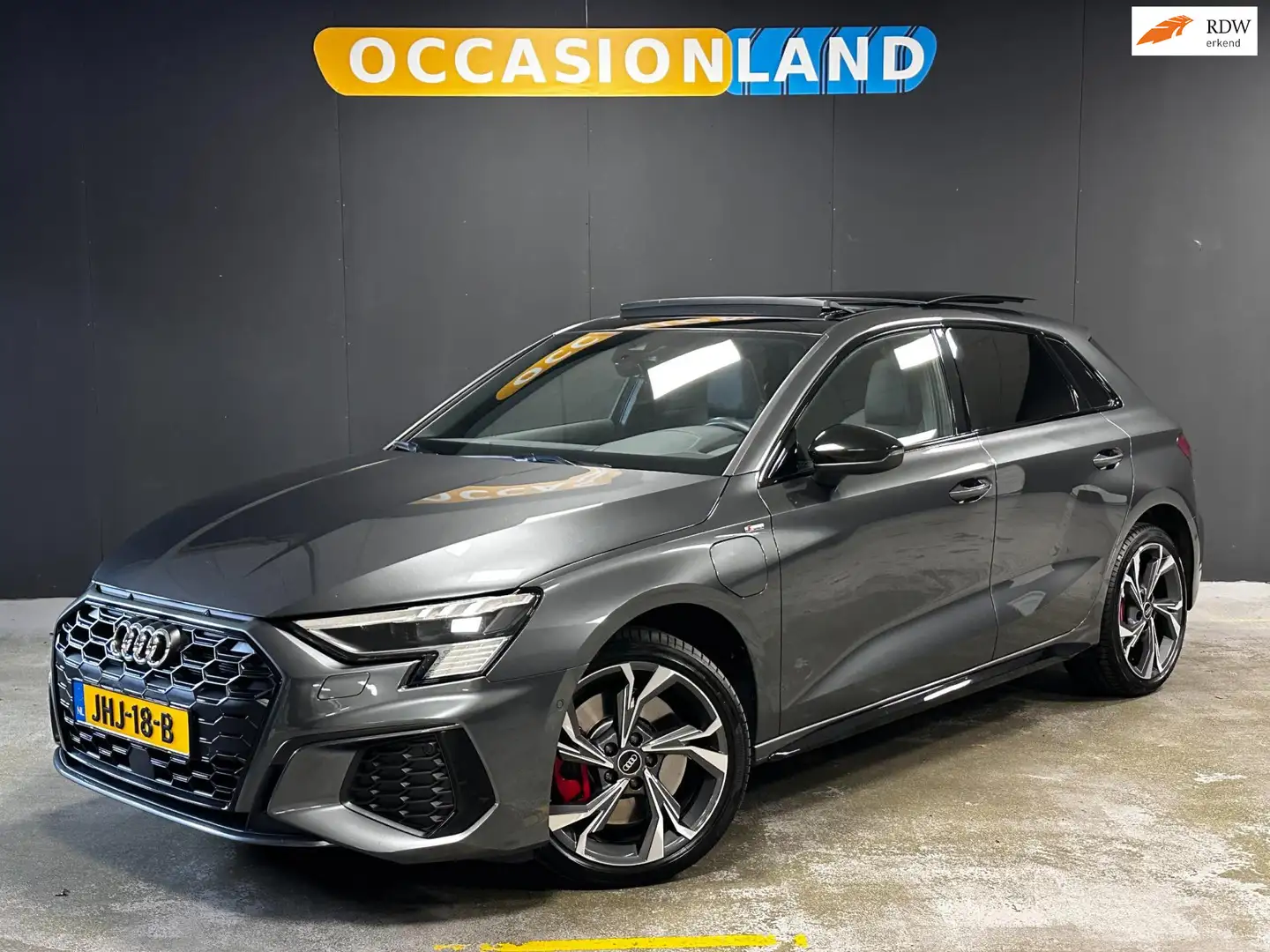 Audi A3 Sportback 45 TFSI e S edition Competition|PANO|CAM Gris - 1