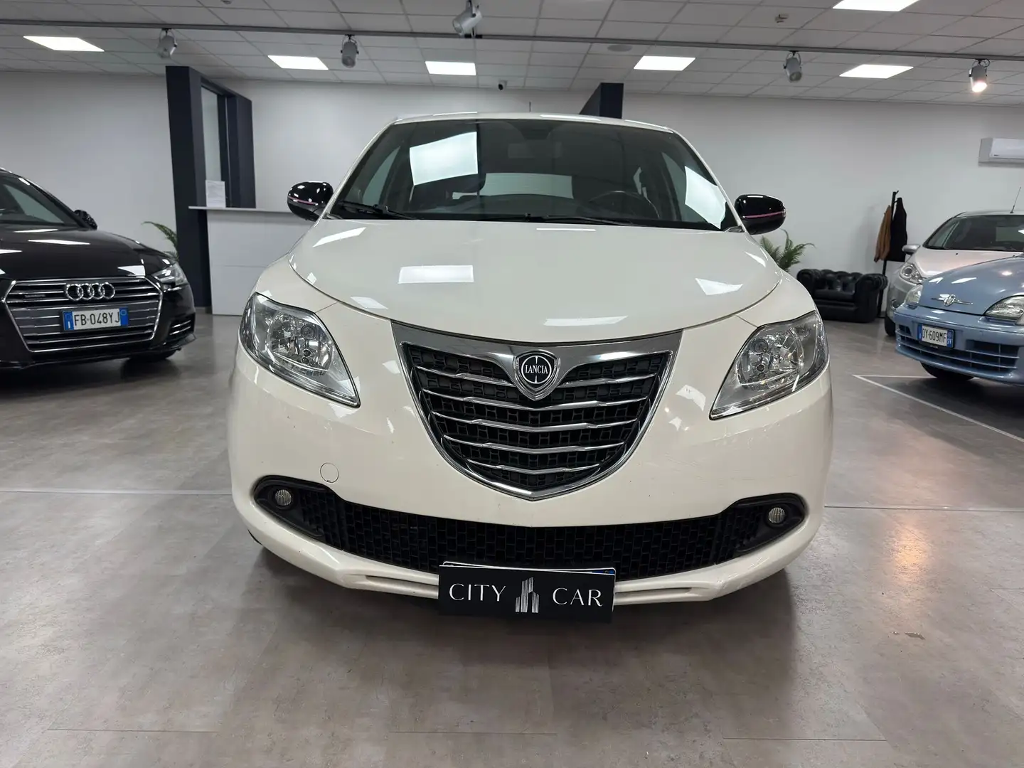 Lancia Ypsilon 1.3 mjt Platinum s Weiß - 2