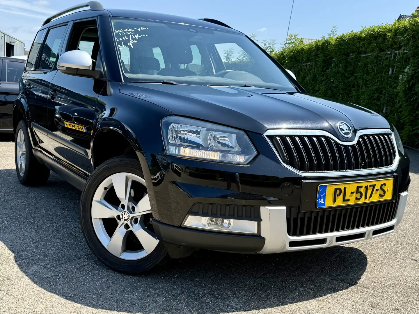 Skoda Yeti TSI GREENTECH JOY NAVI/AIRCO/CRUISE/PDC/LMV Zwart - 2