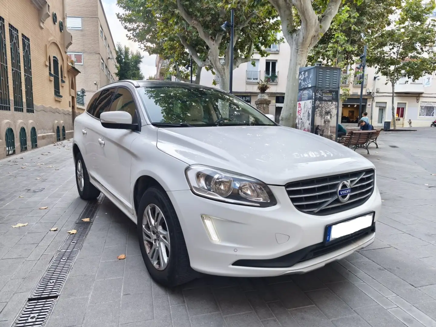 Volvo XC60 T5 Momentum Aut. 245 Blanco - 2