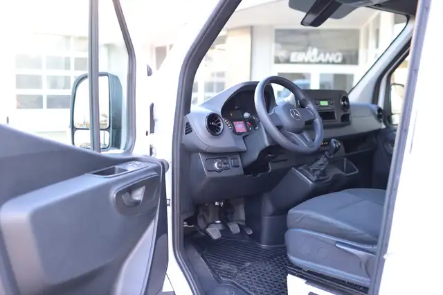 Mercedes-Benz Sprinter view 9
