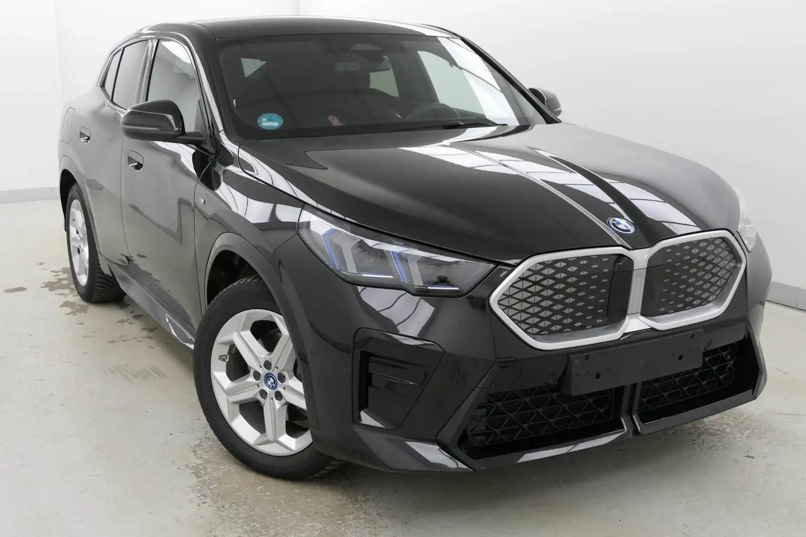 BMW iX2 20e M Sport AHK/HARMAN/MEMORY/MASSAG/ADAPTLED Schwarz - 2