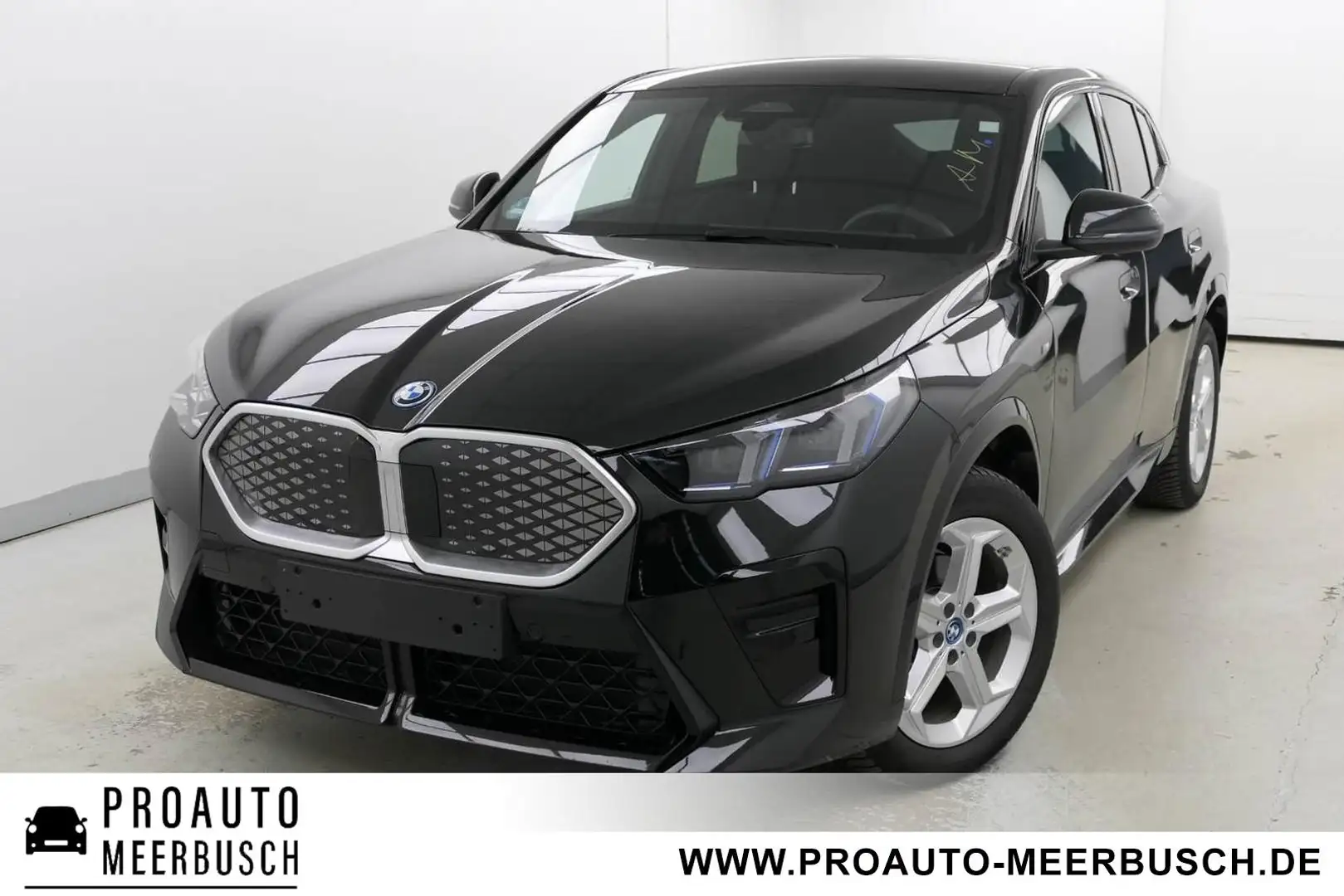 BMW iX2 20e M Sport AHK/HARMAN/MEMORY/MASSAG/ADAPTLED Schwarz - 1