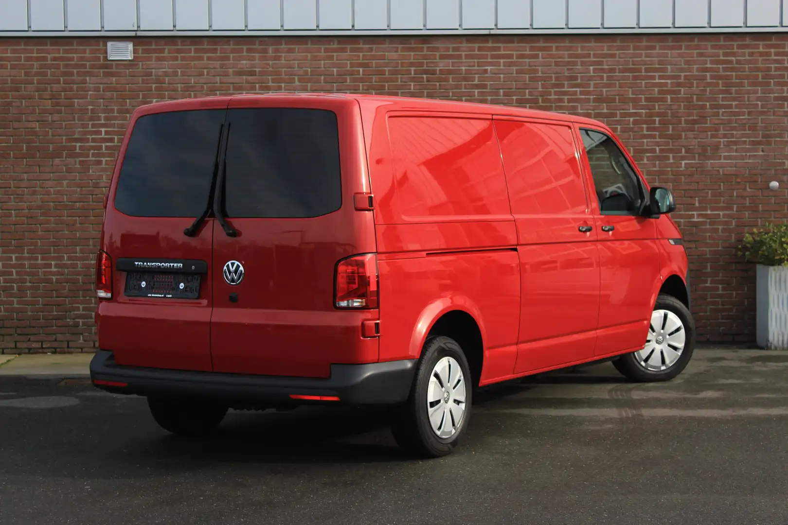 Volkswagen Transporter 2.0 TDI 150PK L2H1 |CRUISE|MULIT.STUUR|STOELVERWAR Rood - 2