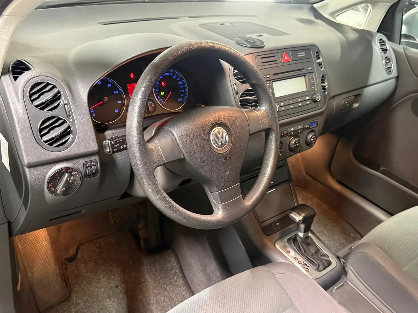 Volkswagen Golf Plus 1.6 116PK Sportline Automaat|Trekhaak! Grijs - 2