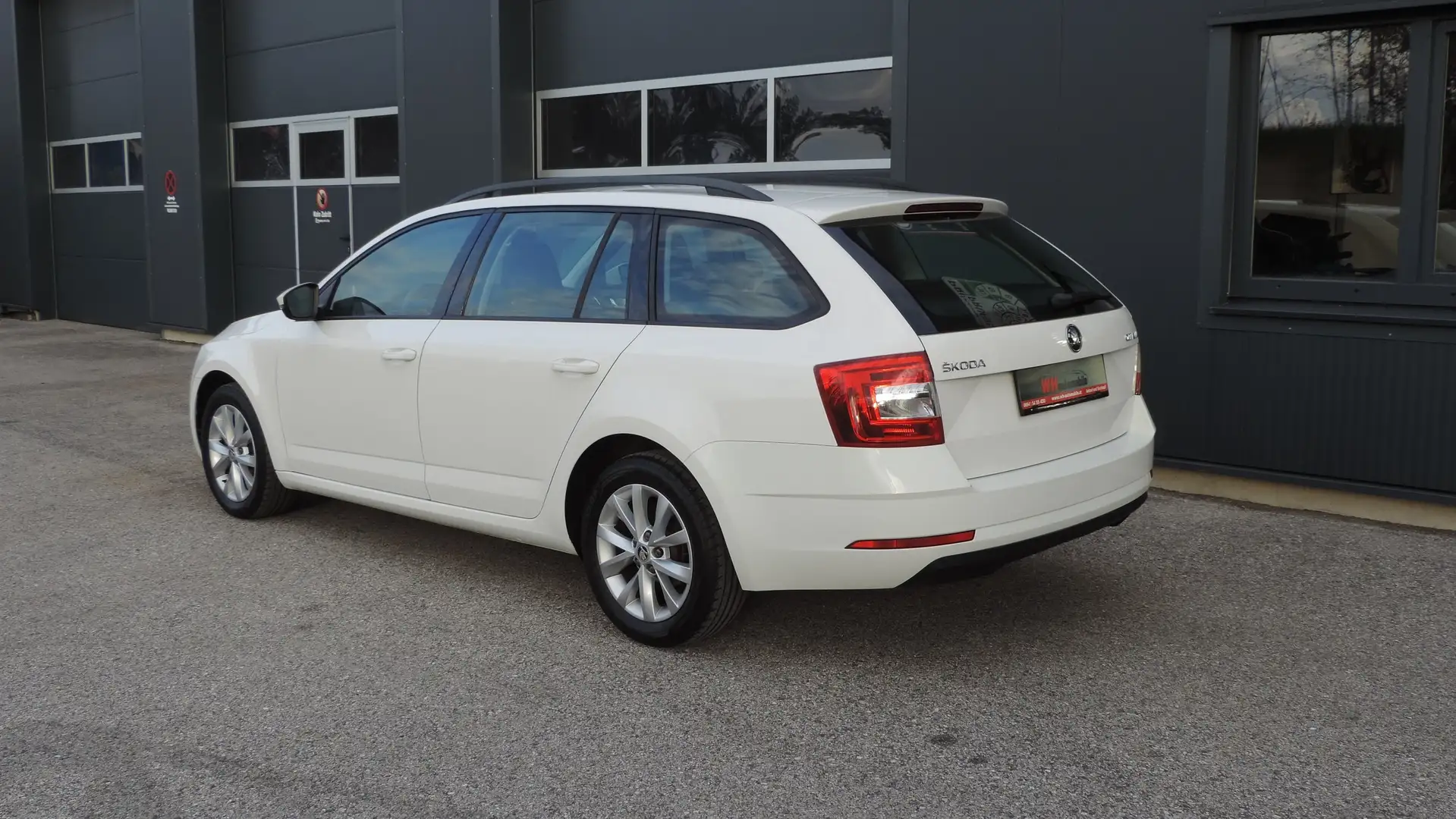 Skoda Octavia Kombi 1,6 TDI Limited / 1.Besitz / Weiß - 2