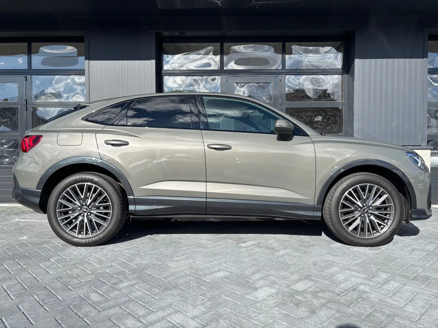 Audi Q3 Sportback 45 TFSI e-tron 245 pk S-Line Grijs - 2