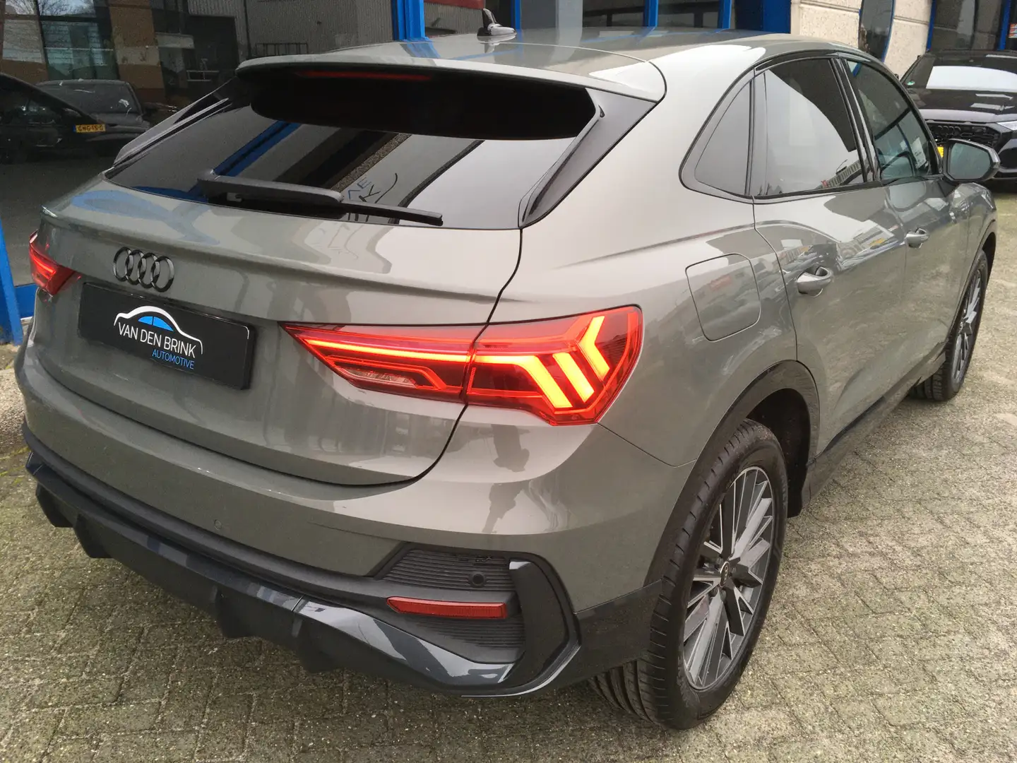 Audi Q3 Sportback 45 TFSI e S-Line Chronos grey Grijs - 2