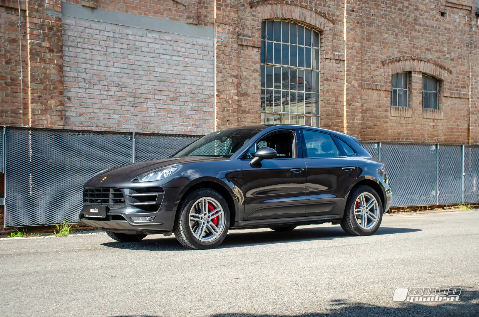 Porsche Macan Turbo mit Performance Paket + Approved Grau - 2