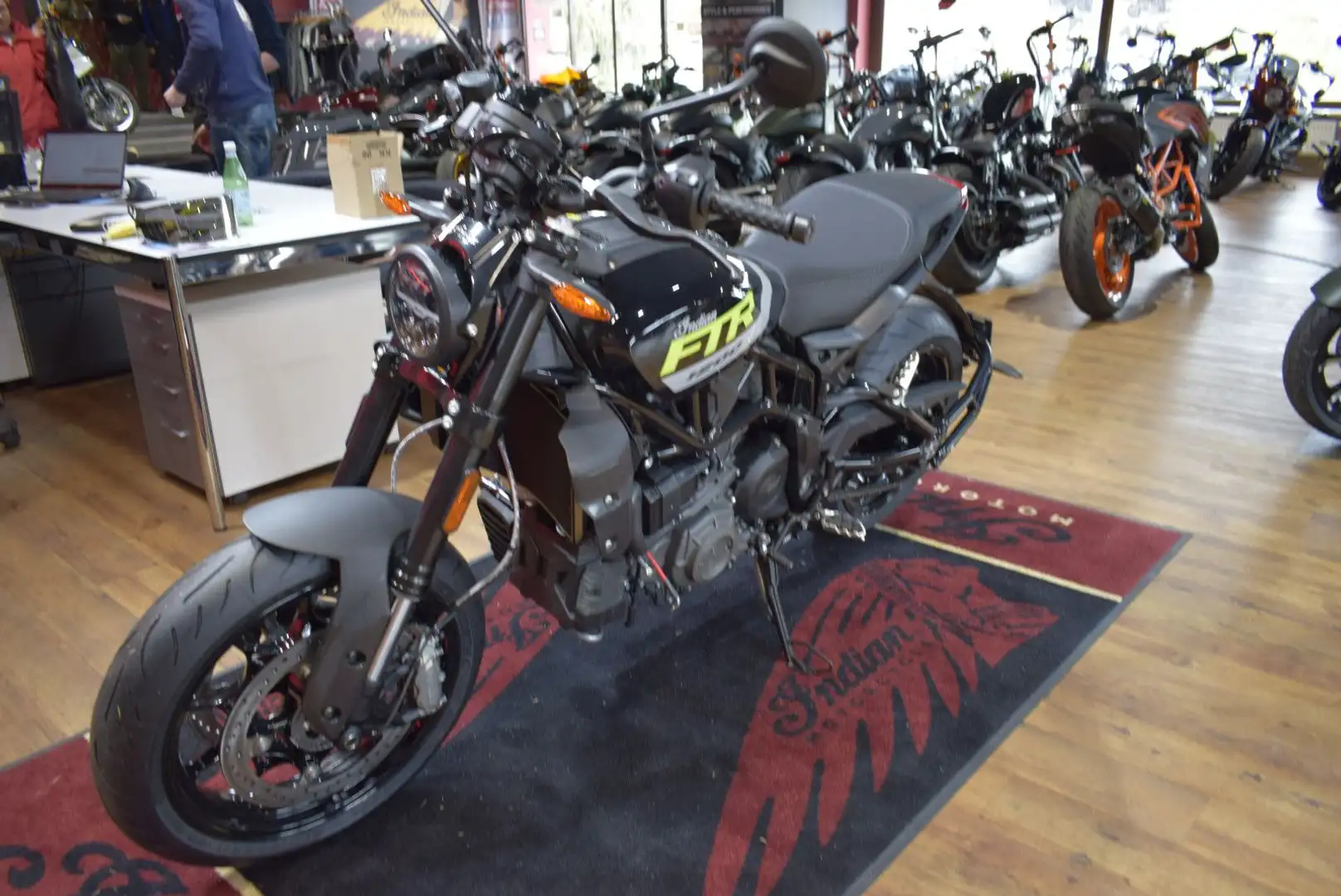 Indian FTR 1200 Onyx Black with Lime G 4,49% Finanz. Negru - 1
