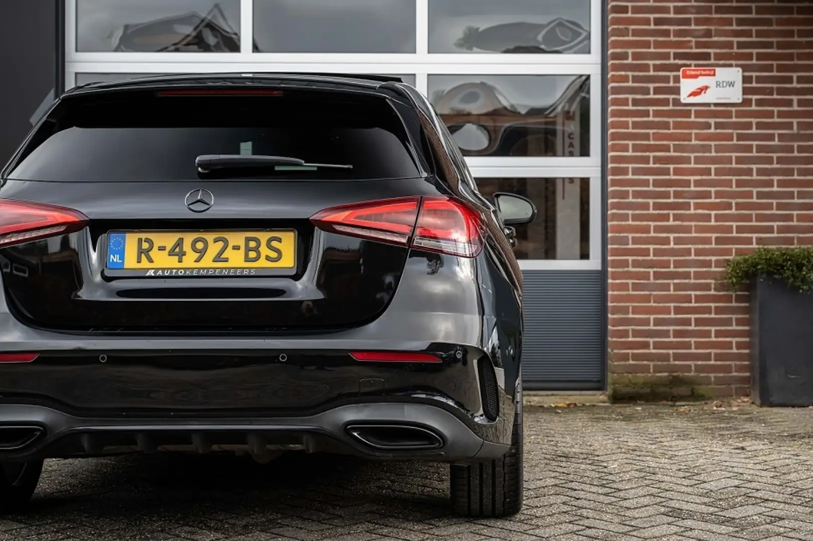 Mercedes-Benz A 220 220 4MATIC Premium Plus | Nightpakket | AMG-Line | Negro - 2