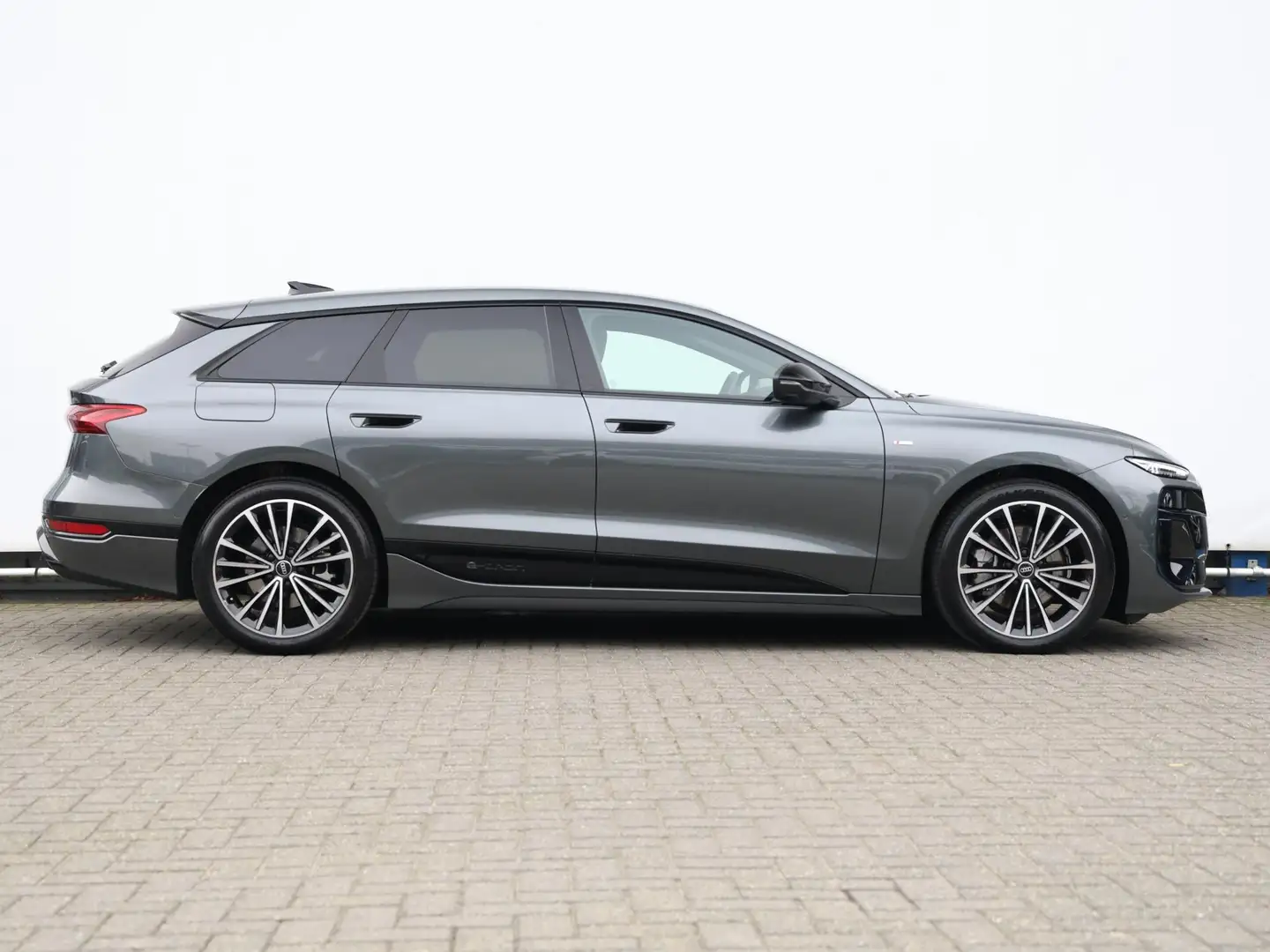 Audi A6 e-tron Avant S edition 83 kWh | Trekhaak | Stuurverwarmin Gris - 2