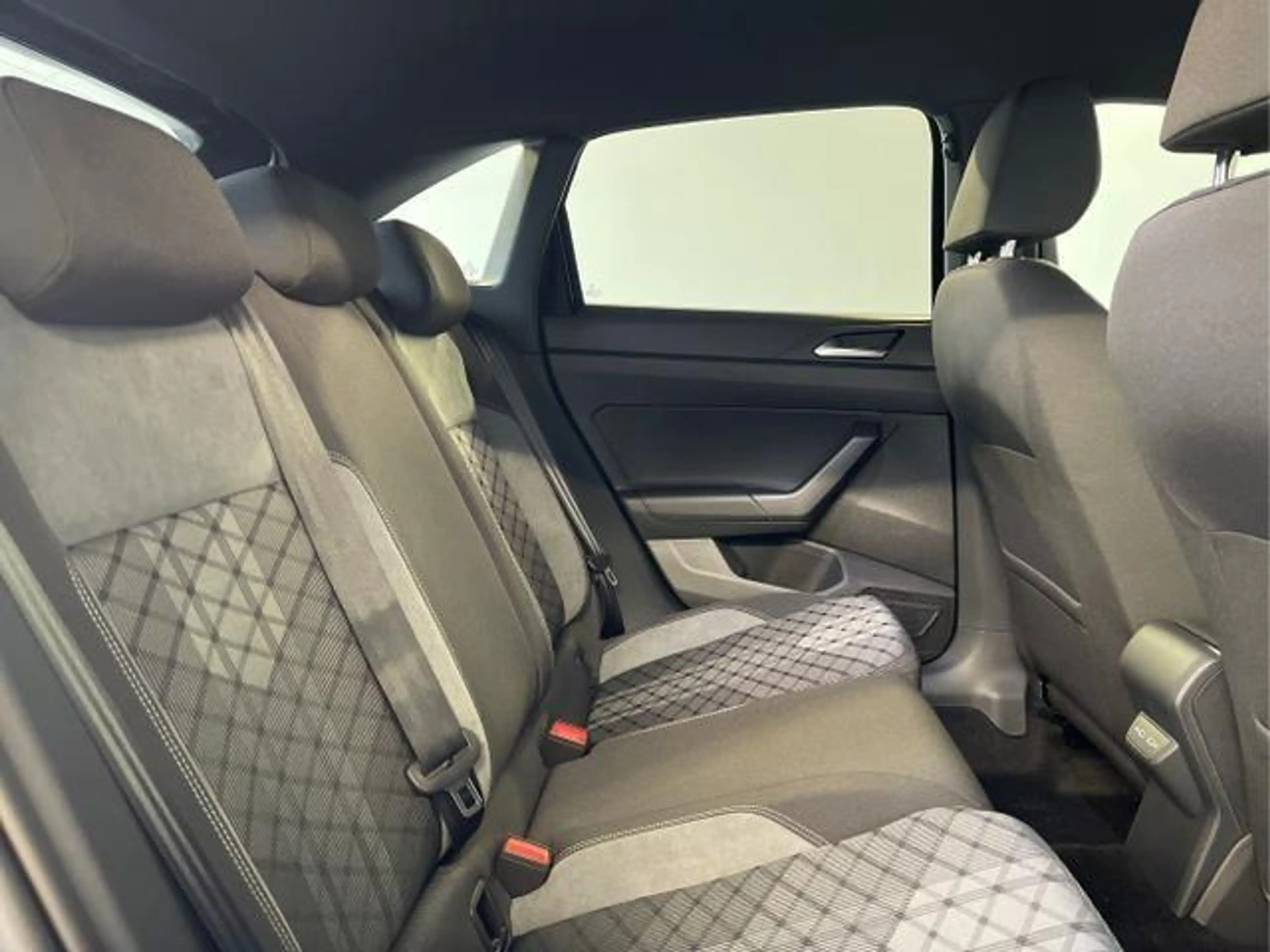 Volkswagen Taigo R-Line 150PS DSG Navi+AHK+IQ.Light+Alu18+Keyless+B — photo 15