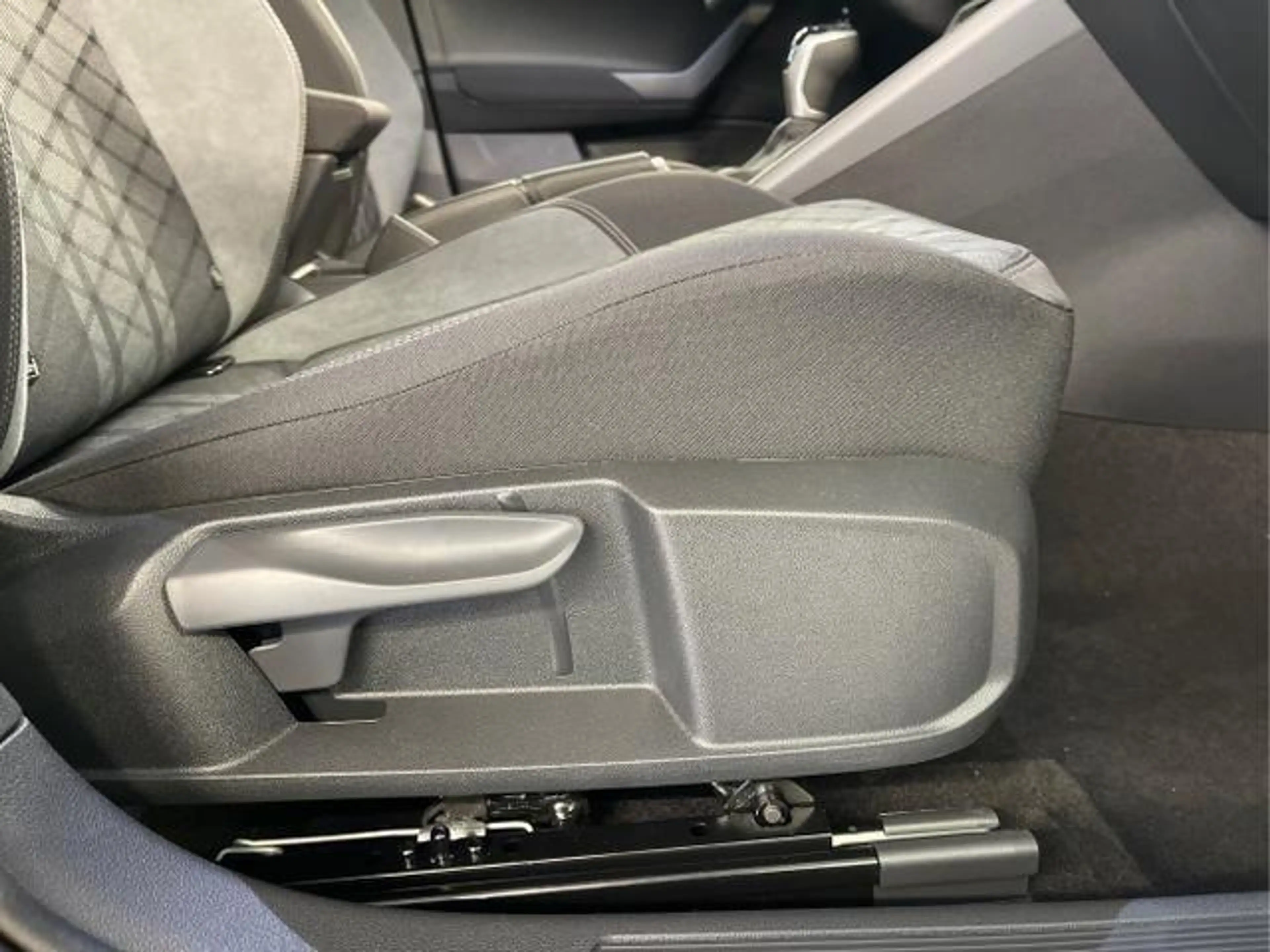 Volkswagen Taigo R-Line 150PS DSG Navi+AHK+IQ.Light+Alu18+Keyless+B — photo 14