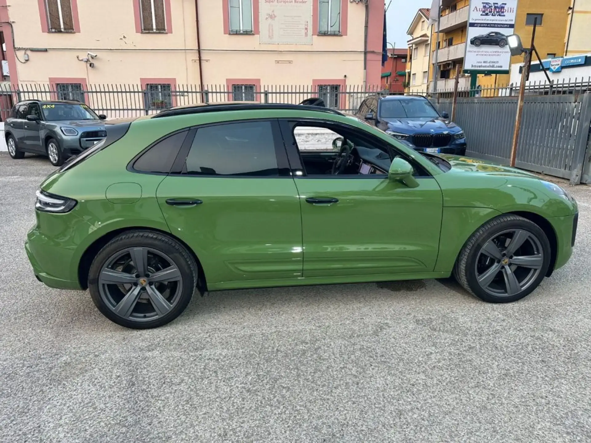 Porsche Macan 2023 초록 사진 8
