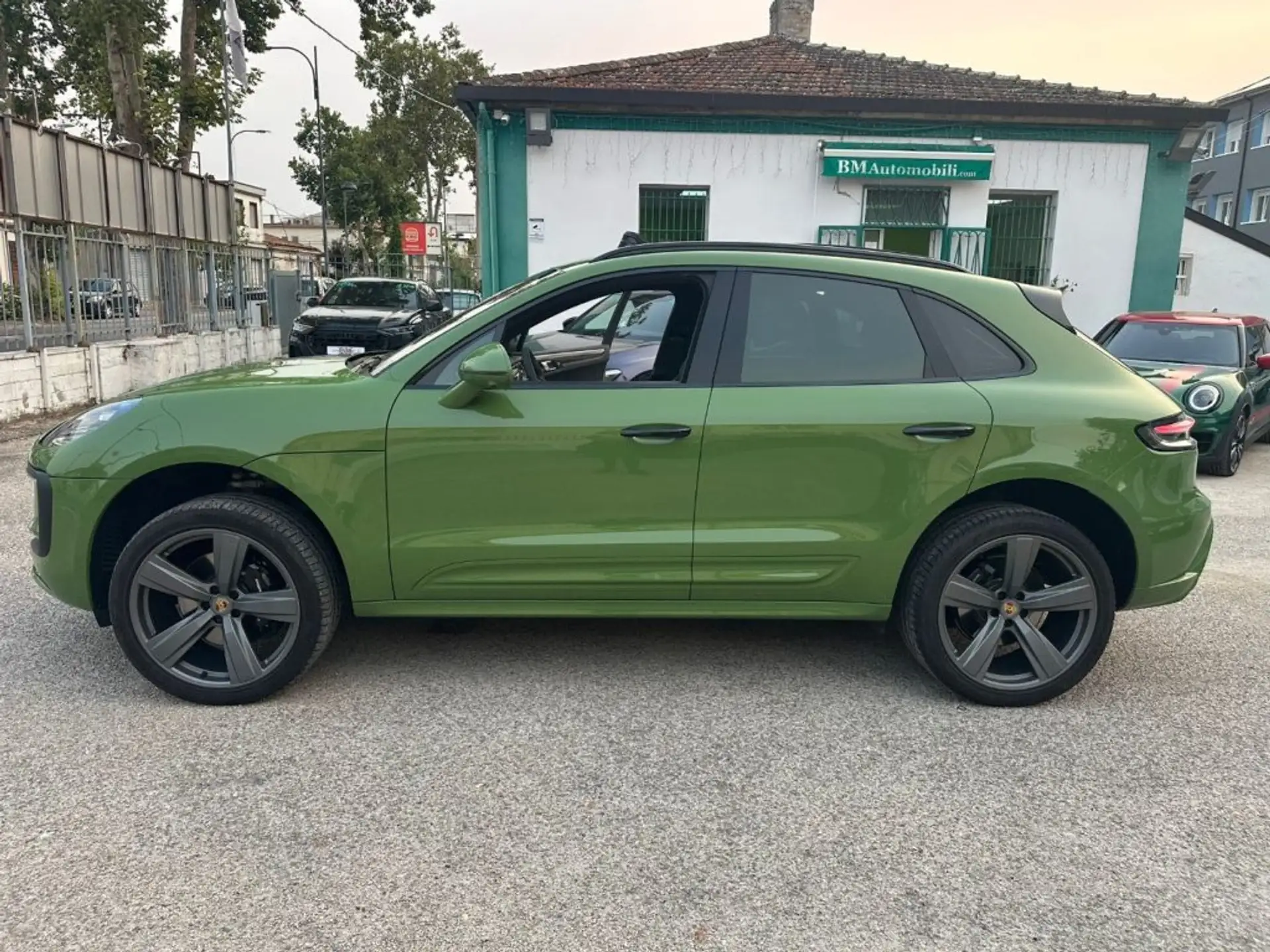 Porsche Macan 2023 초록 사진 7