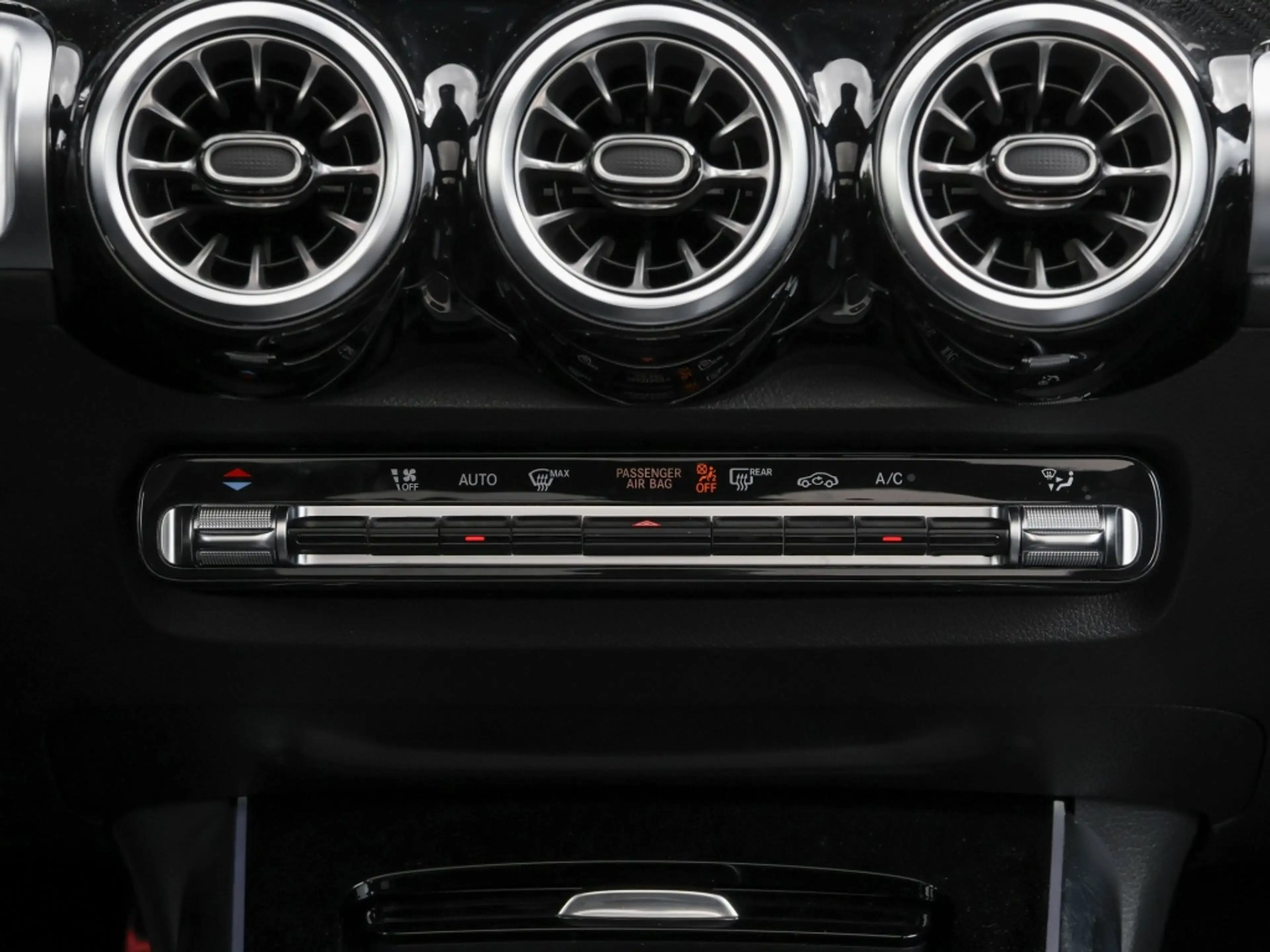 Mercedes-Benz GLB 250 4M AMG-Sport/Pano/AHK/360/Night/7Sitzer — photo 11