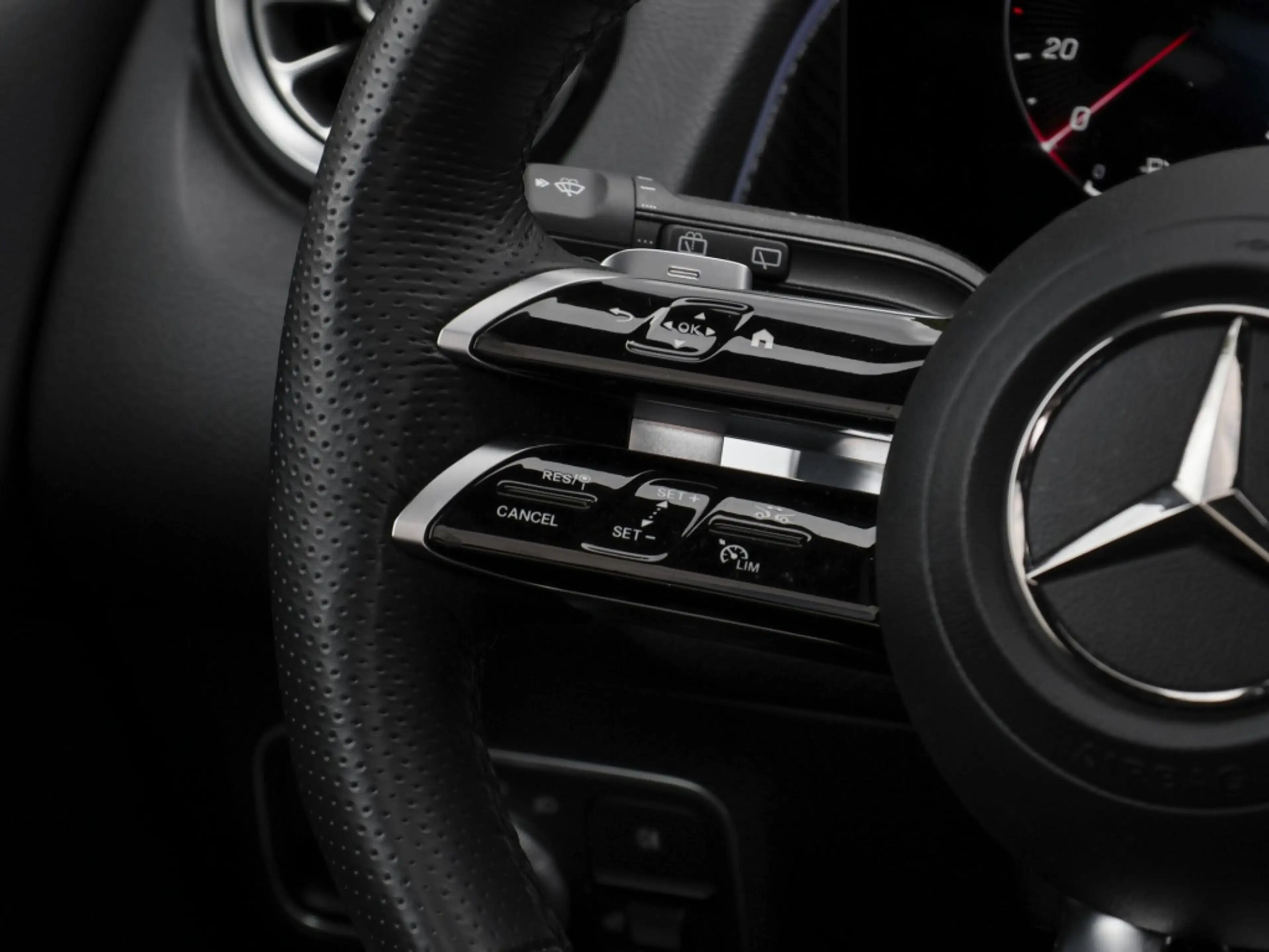 Mercedes-Benz GLB 250 4M AMG-Sport/Pano/AHK/360/Night/7Sitzer — photo 12