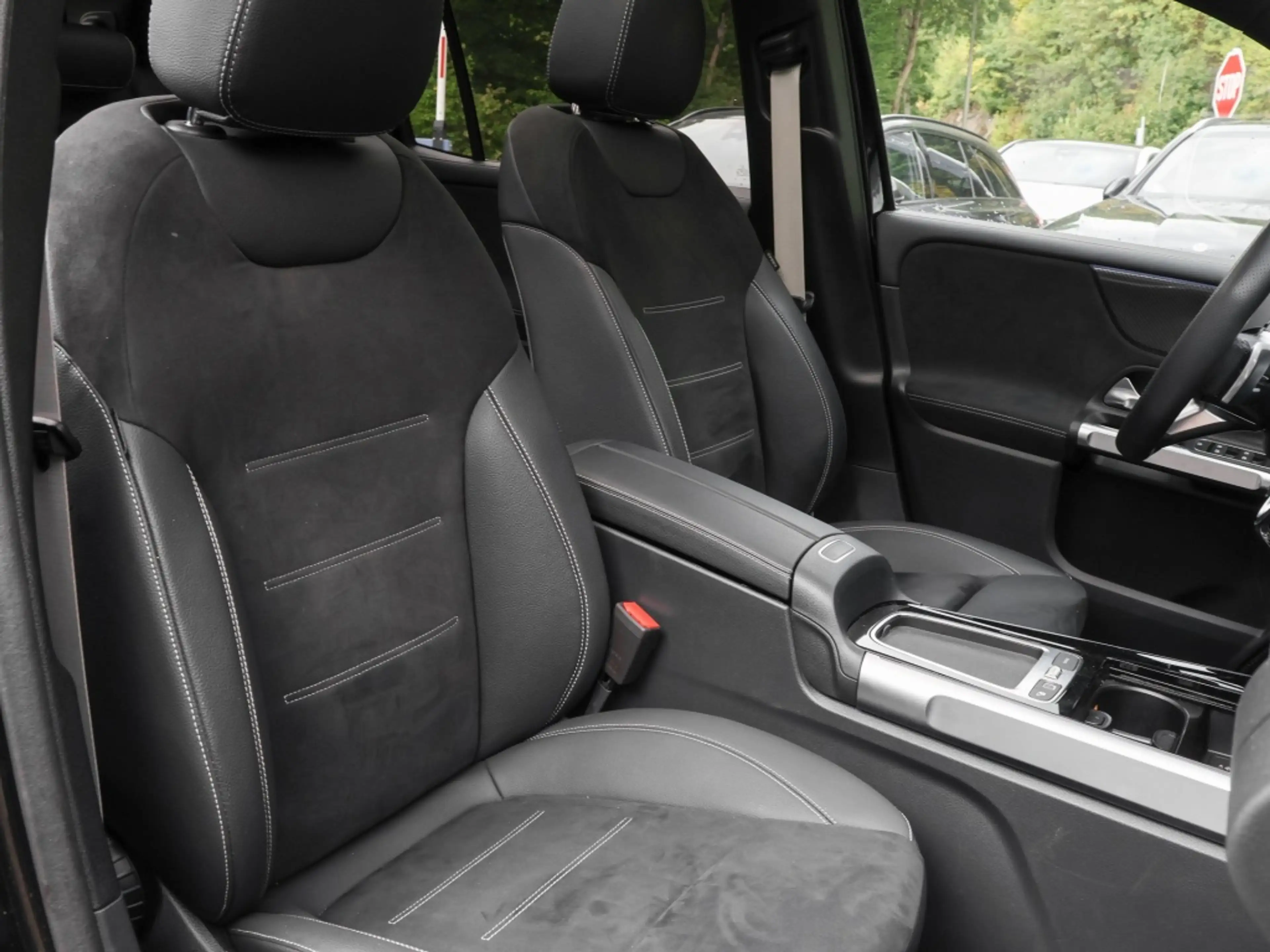 Mercedes-Benz GLB 250 4M AMG-Sport/Pano/AHK/360/Night/7Sitzer — photo 7