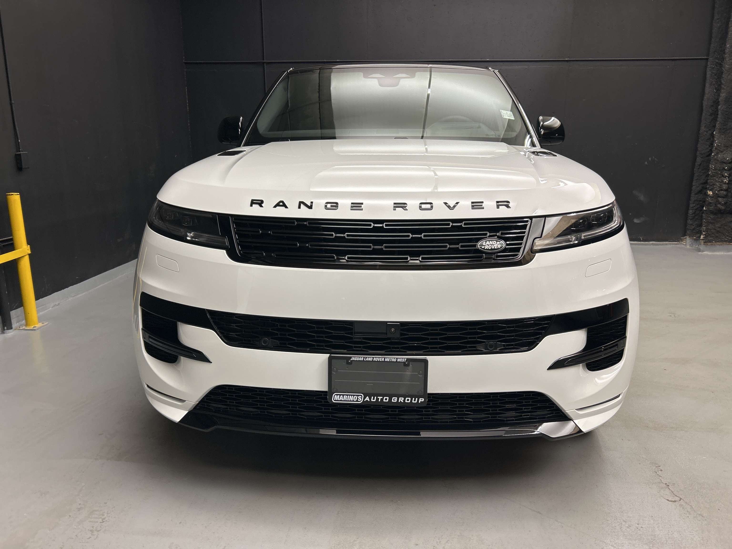 2025 Land Rover Range Rover Sport Dynamic SE alt 2
