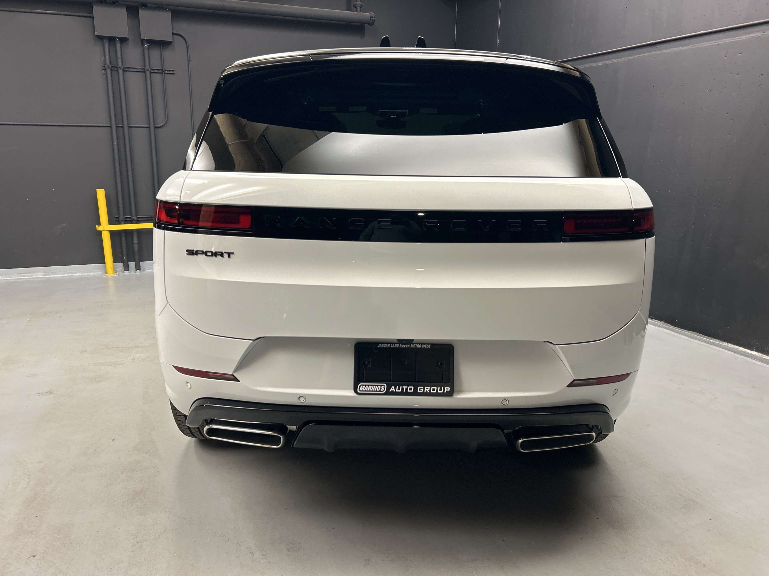 2025 Land Rover Range Rover Sport Dynamic SE alt 4