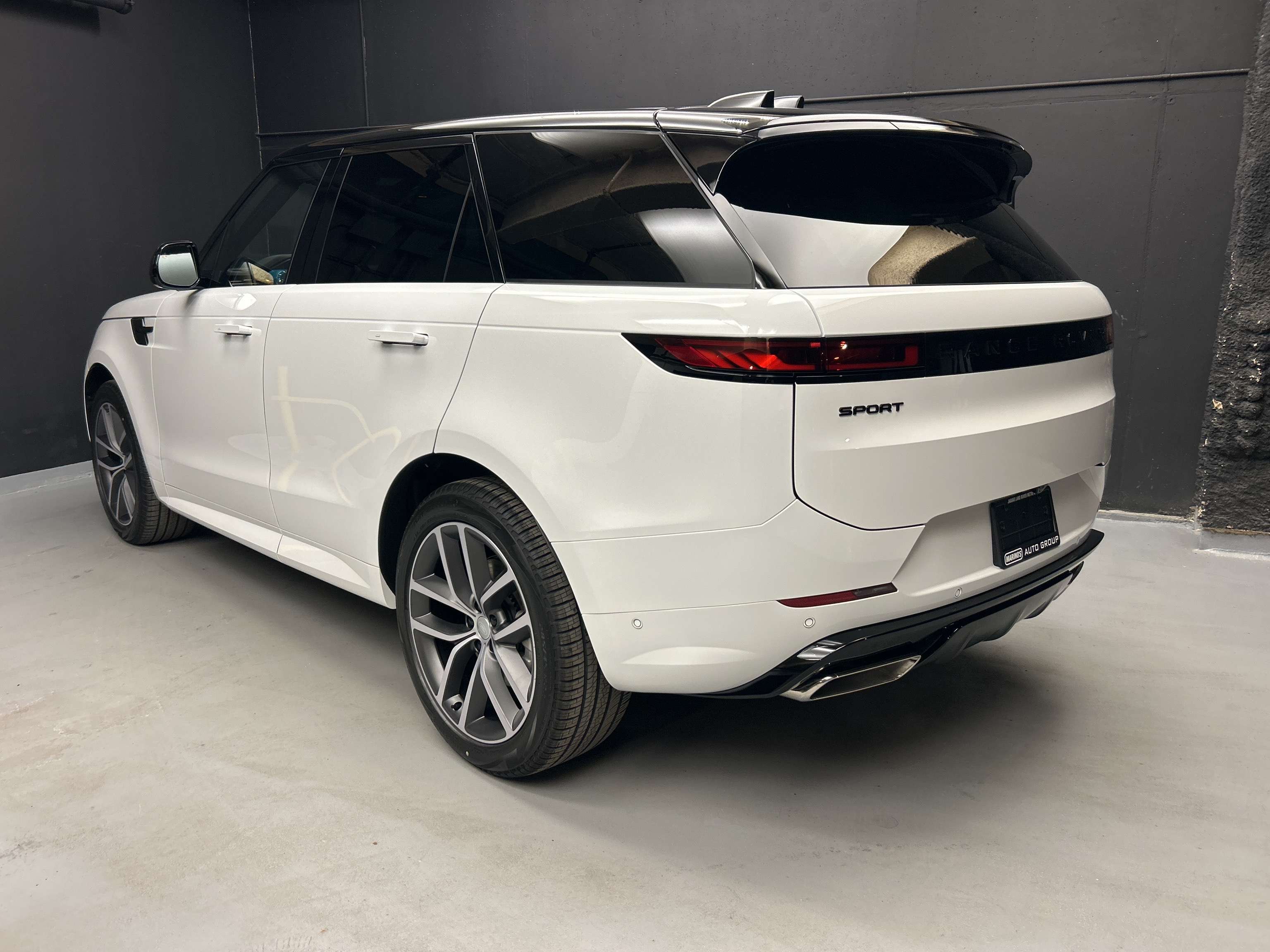 2025 Land Rover Range Rover Sport Dynamic SE alt 3