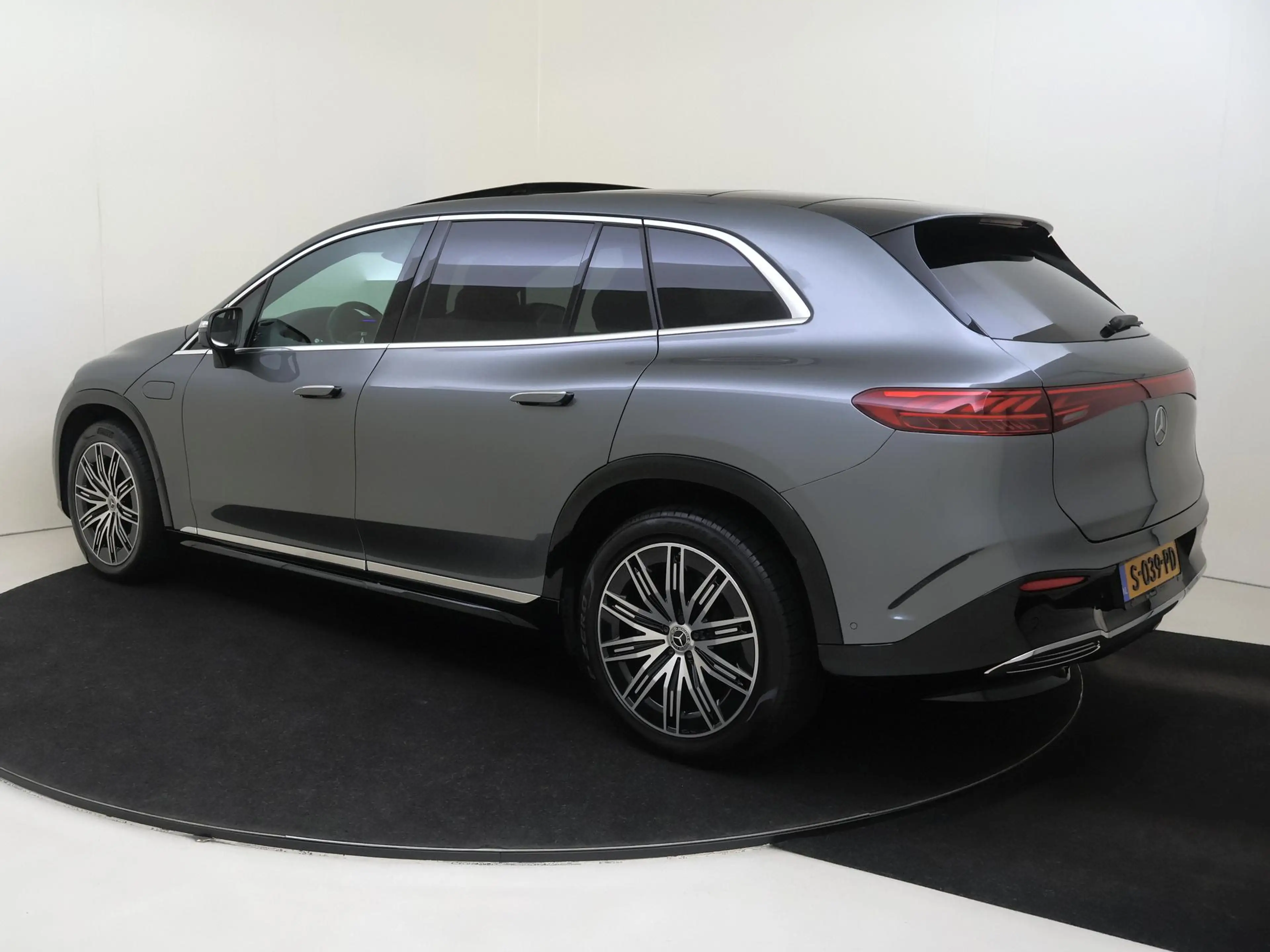 Mercedes-Benz EQS SUV 450+ AMG Line 7p 108 kWh / Panoramadak/ HYPERSCREE — photo 3