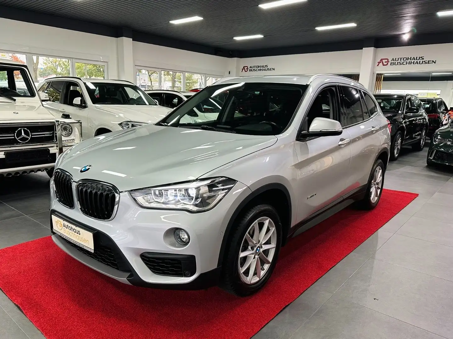 BMW X1 sDrive 18i Advantage Aut.*1Hd*LED*AHK*NAV*SHZ Silber - 1