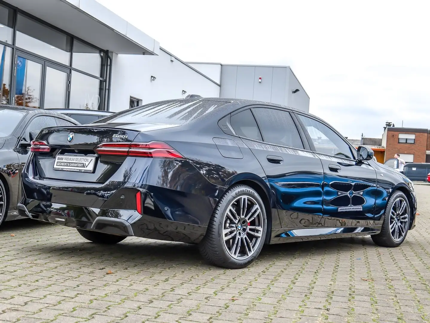 BMW 520 i M Sport Pro Pano AHK DA+ PA+ IconicGlow Negro - 2