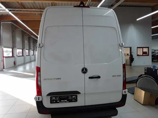 Mercedes-Benz Sprinter view 5